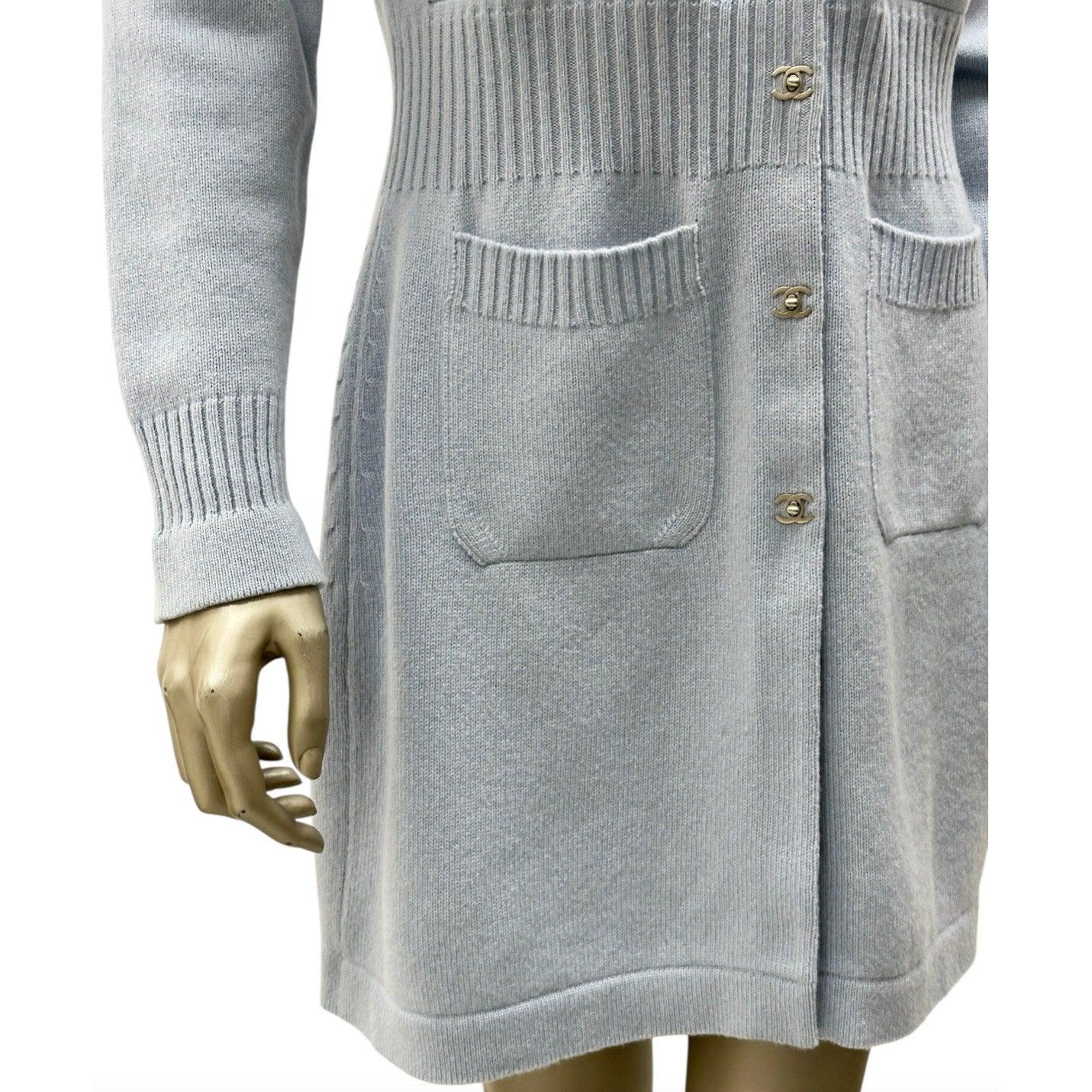 Chanel CC Turnlock Kaschmir Pullover Kleid - Größe 40 im Zustand „Gut“ im Angebot in Krakow, PL