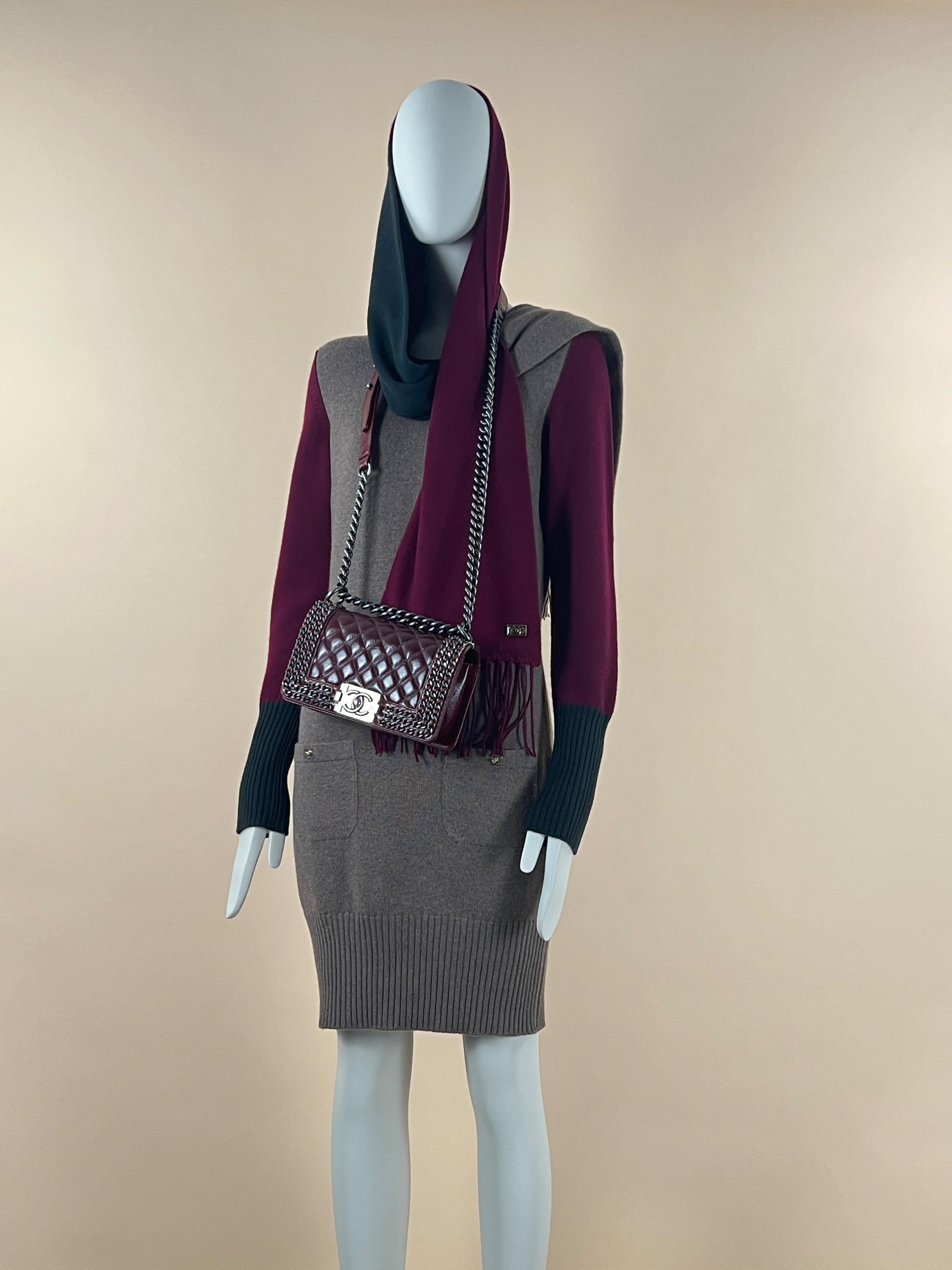 New Chanel cashmere set - dress with CC turnlocks at pockets and large wrap scarf with CC logo charm.
- made of pure 100% cashmere in beige, burgundy and emerald colour
Size mark 36 fr.
