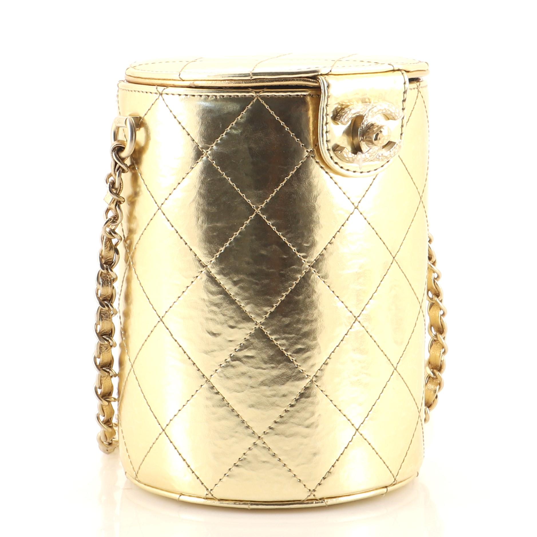 Chanel CC Turnlock Kosmetiktasche mit Kette aus gehämmertem, gehämmertem Kalbsleder (Beige)
