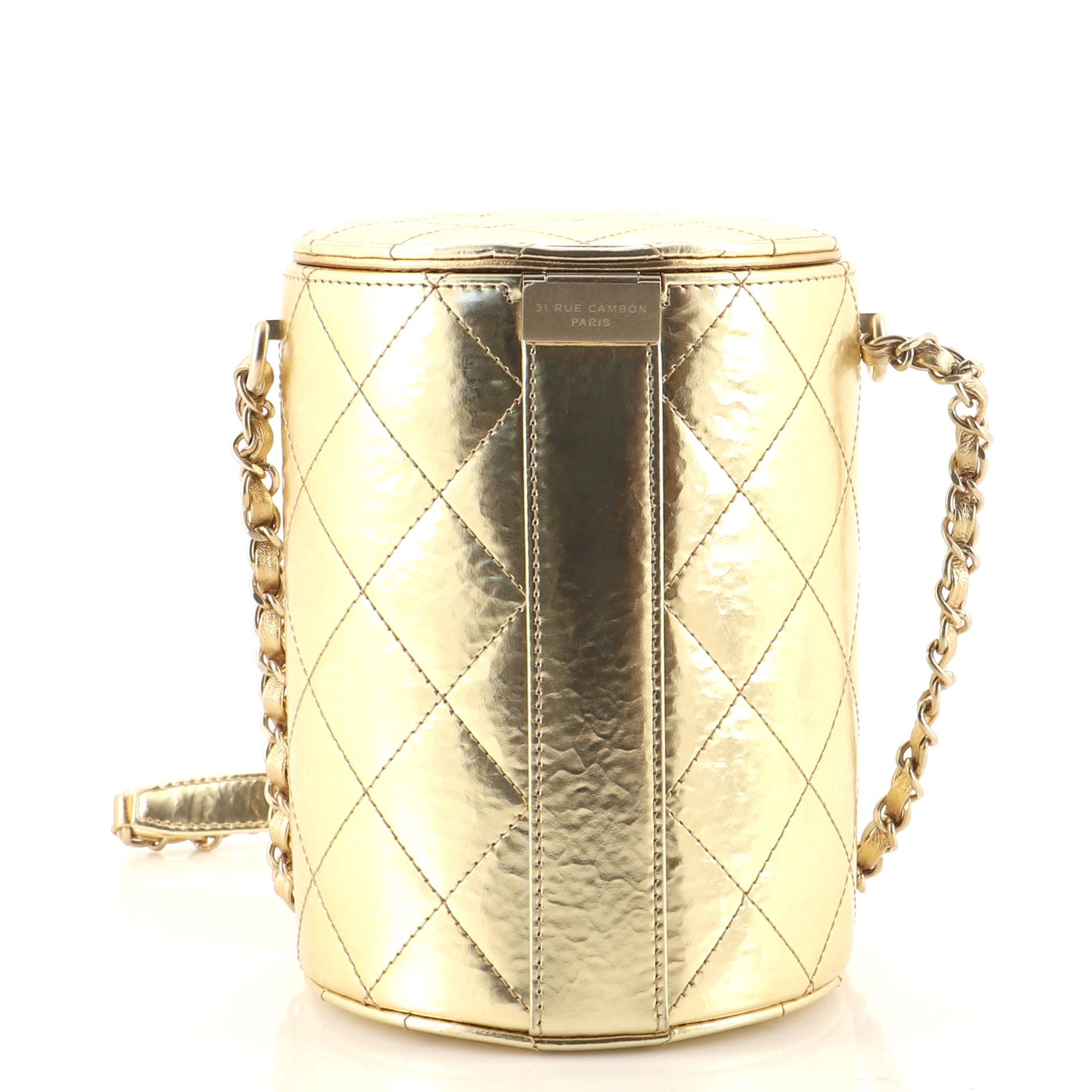 Chanel CC Turnlock Kosmetiktasche mit Kette aus gehämmertem, gehämmertem Kalbsleder im Zustand „Gut“ in NY, NY
