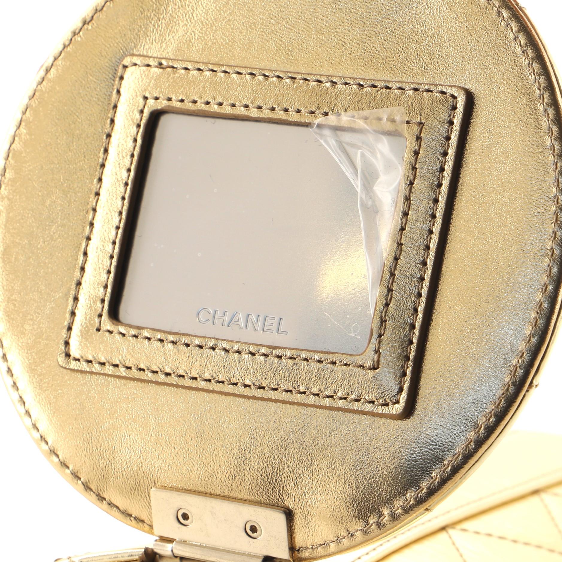 Chanel CC Turnlock Kosmetiktasche mit Kette aus gehämmertem, gehämmertem Kalbsleder 2