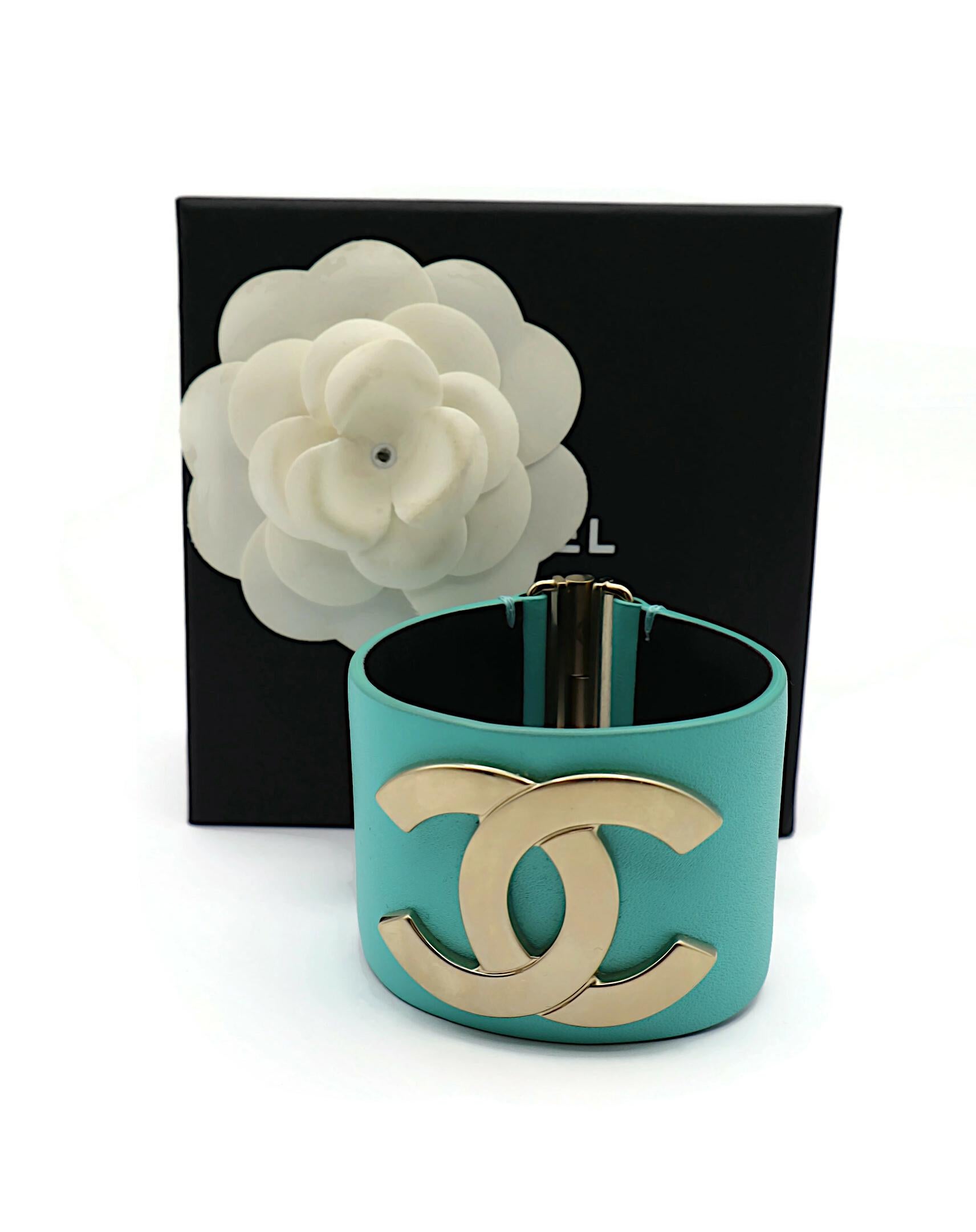 CHANEL CC Pulsera de cuero color turquesa Talla M, 2018 en Bueno estado para la venta en Nice, FR