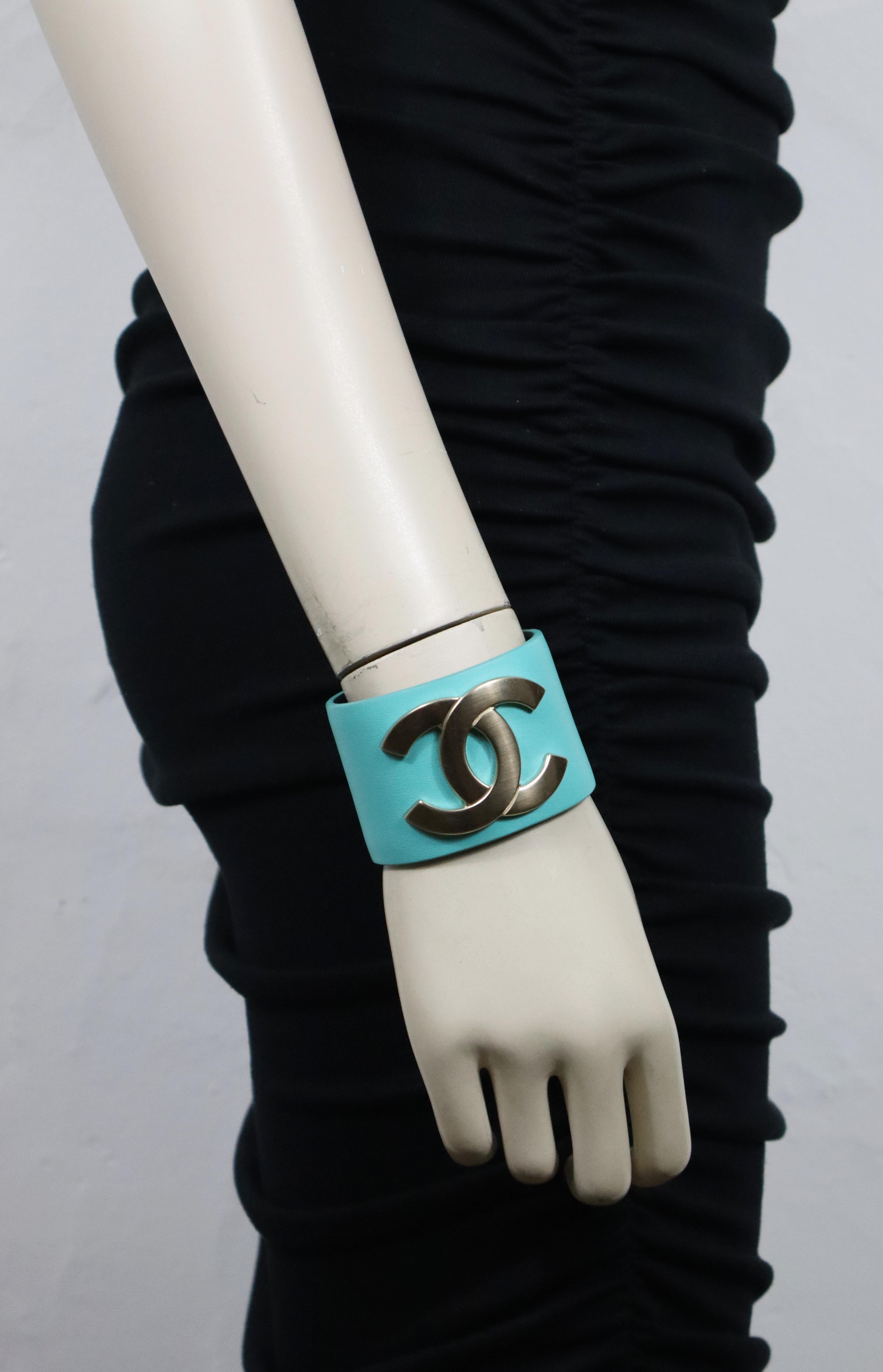 Brazalete ancho de cuero color turquesa de CHANEL con el logotipo CC en tono dorado pálido en el centro.

Marca láser CHANEL B18 C Fabricado en Italia.

La marca de tamaño dice : M.

Medidas orientativas : medidas interiores aprox. 6 cm x 5,4 cm