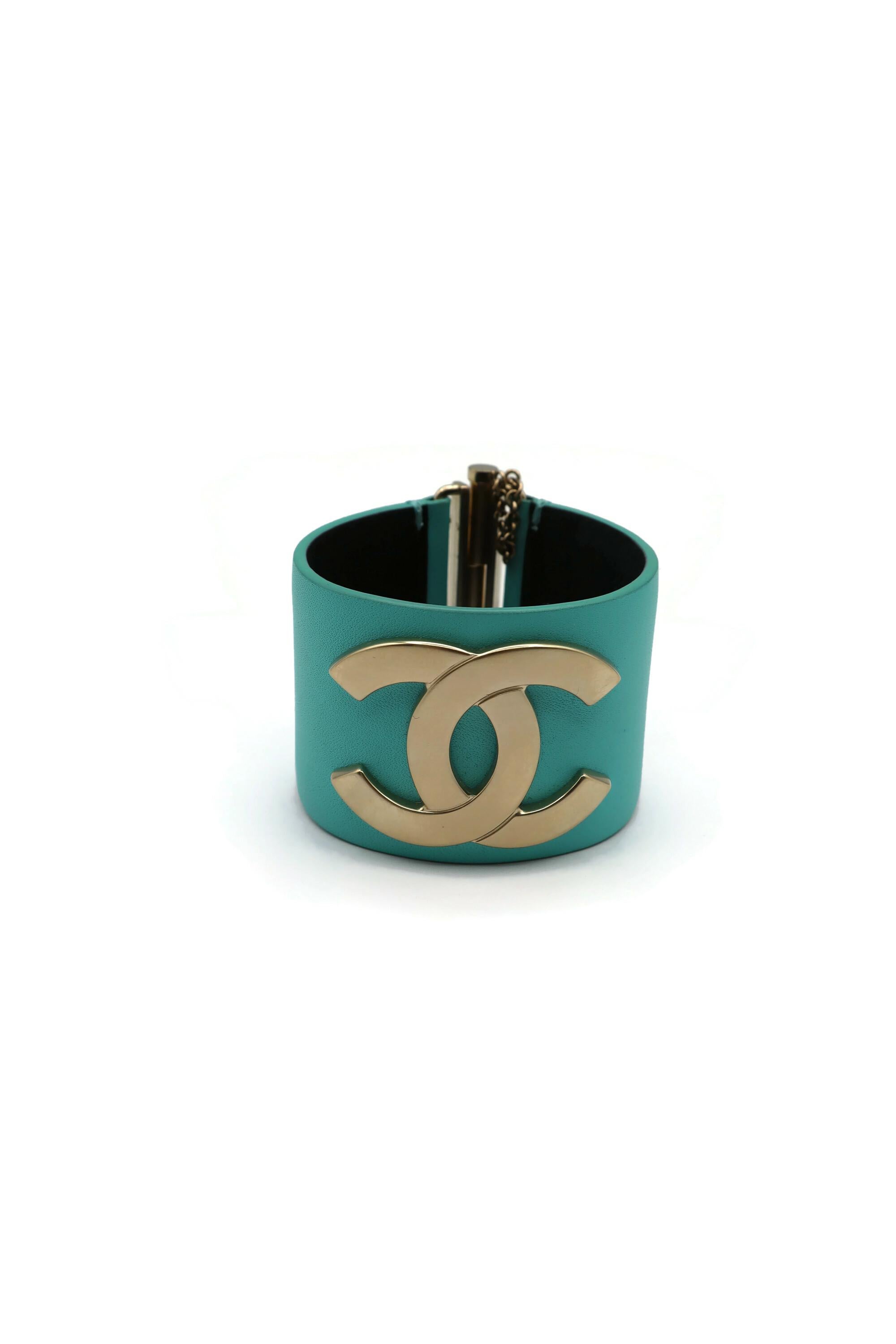 CHANEL CC Pulsera de cuero color turquesa Talla M, 2018 en venta 1