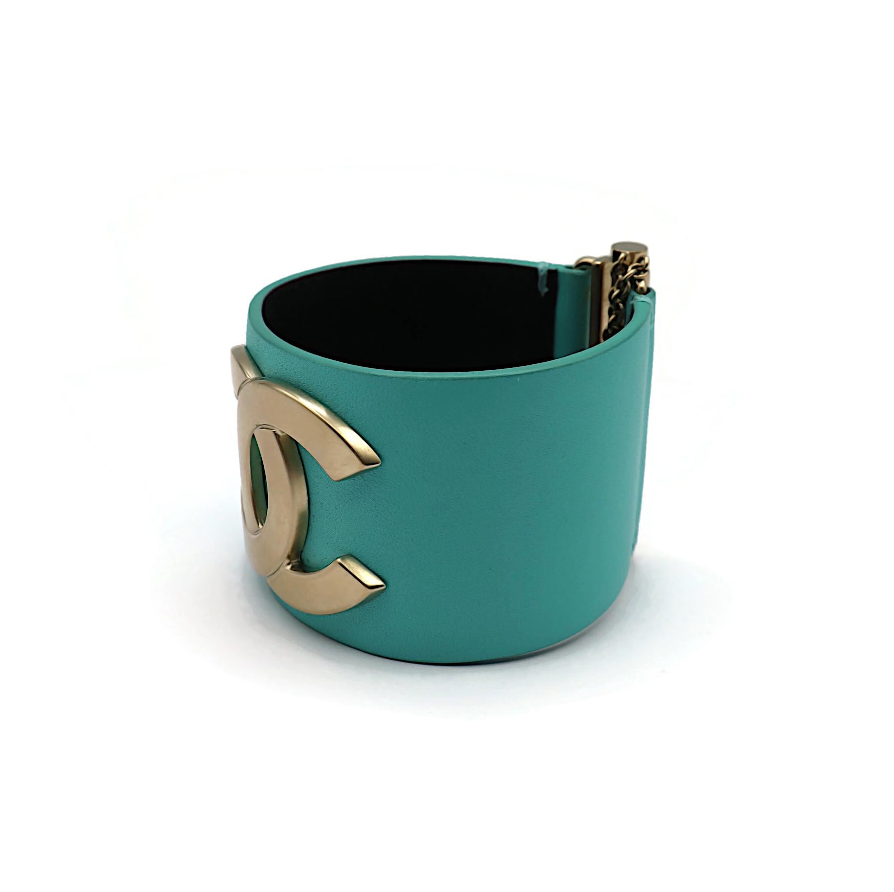 CHANEL CC Pulsera de cuero color turquesa Talla M, 2018 en venta 2