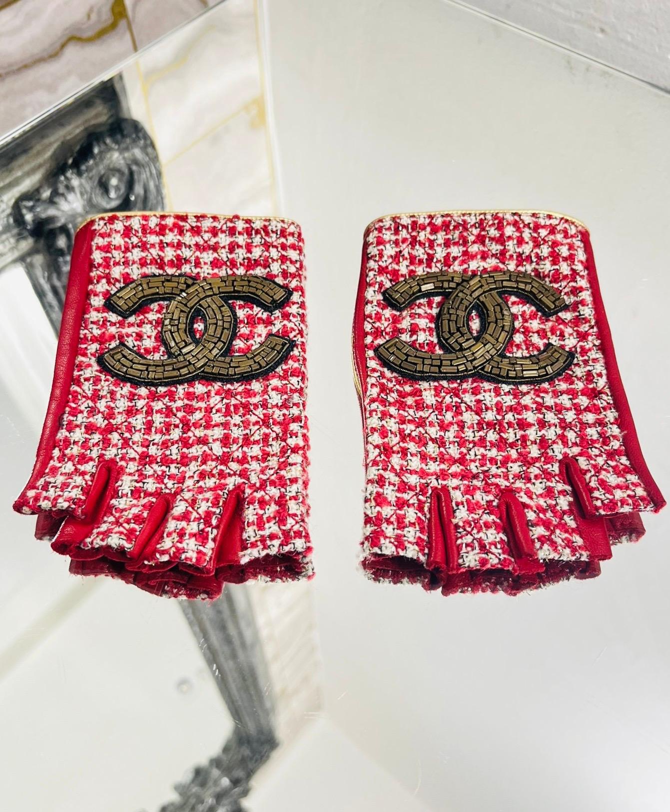 Chanel 'CC' Tweed Leather & Wool Fingerless Gloves

Red gloves crafted from smooth leather to rear and white and red tweed to the front accented with gold threads.

Featuring oversized aged gold beaded 'CC' logo to the centre and gold and red