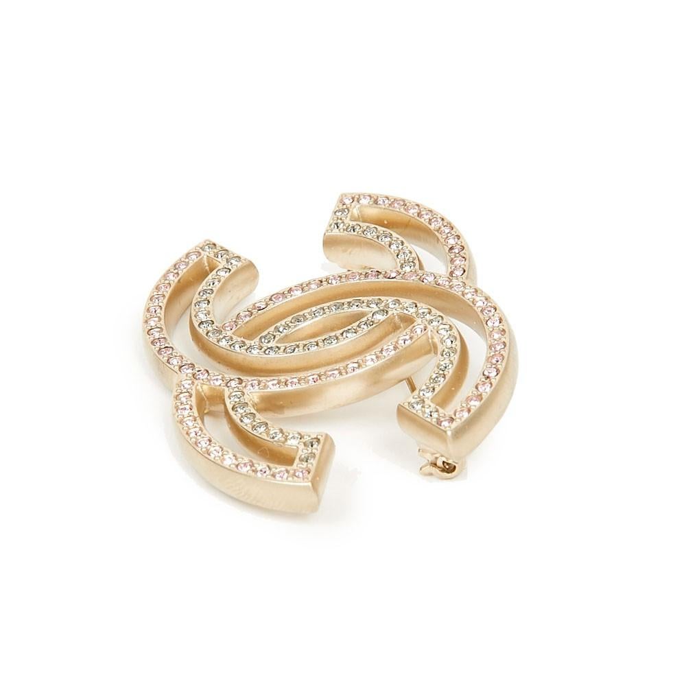 Iconic interlocked CC, the ultimate Chanel symbol here in gold tone and two-toned rhinestone version (pink, green ). Made in Italy and in perfect condition, never worn, with its hallmark from 2020's collection. Size 5.1 cm x 3.8 cm. It will be