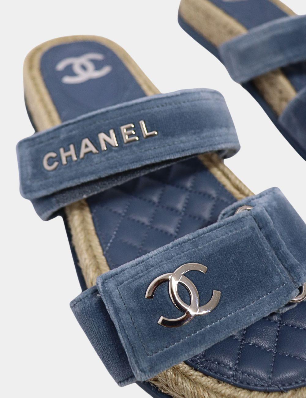 Chanel CC Velvet Mules, features a slip-on style, and logo-embossed upper.

Exterior Material: Velvet
Interior Material: Leather
Size: EU 39
Overall Condition: Excellent
Interior Condition: Barely there signs of use
Exterior Condition: Minor