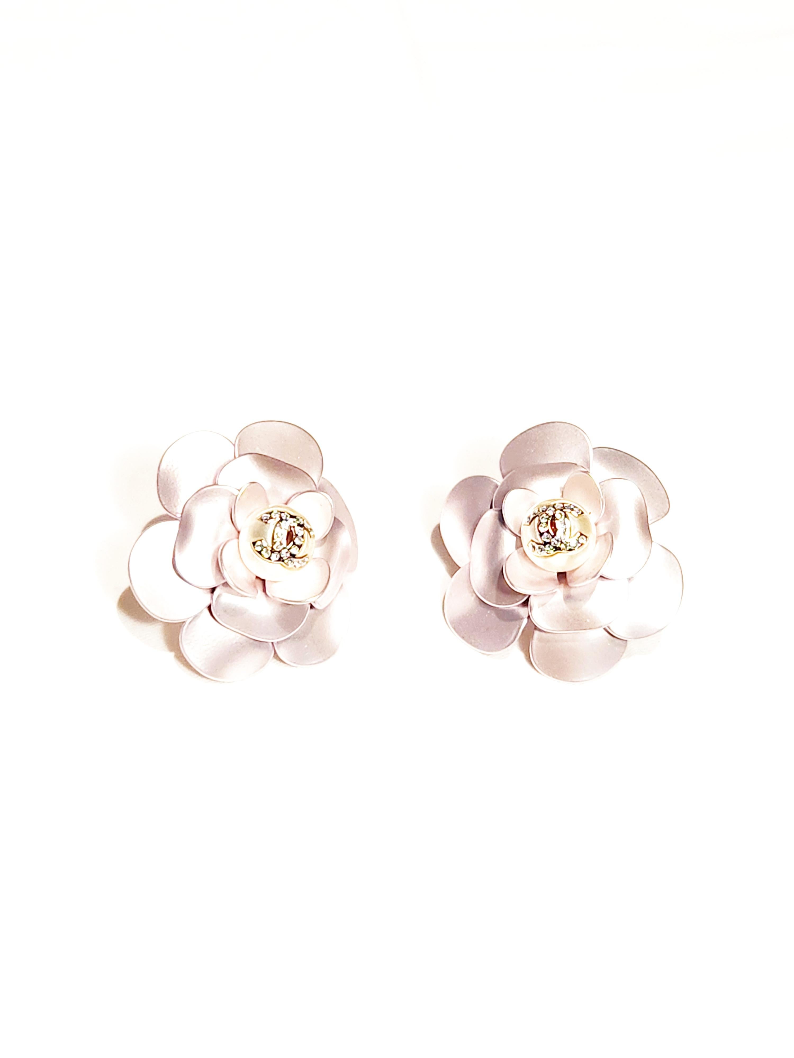 Contemporain Chanel CC grandes boucles d'oreilles à fleurs cloutées en métal Camellia