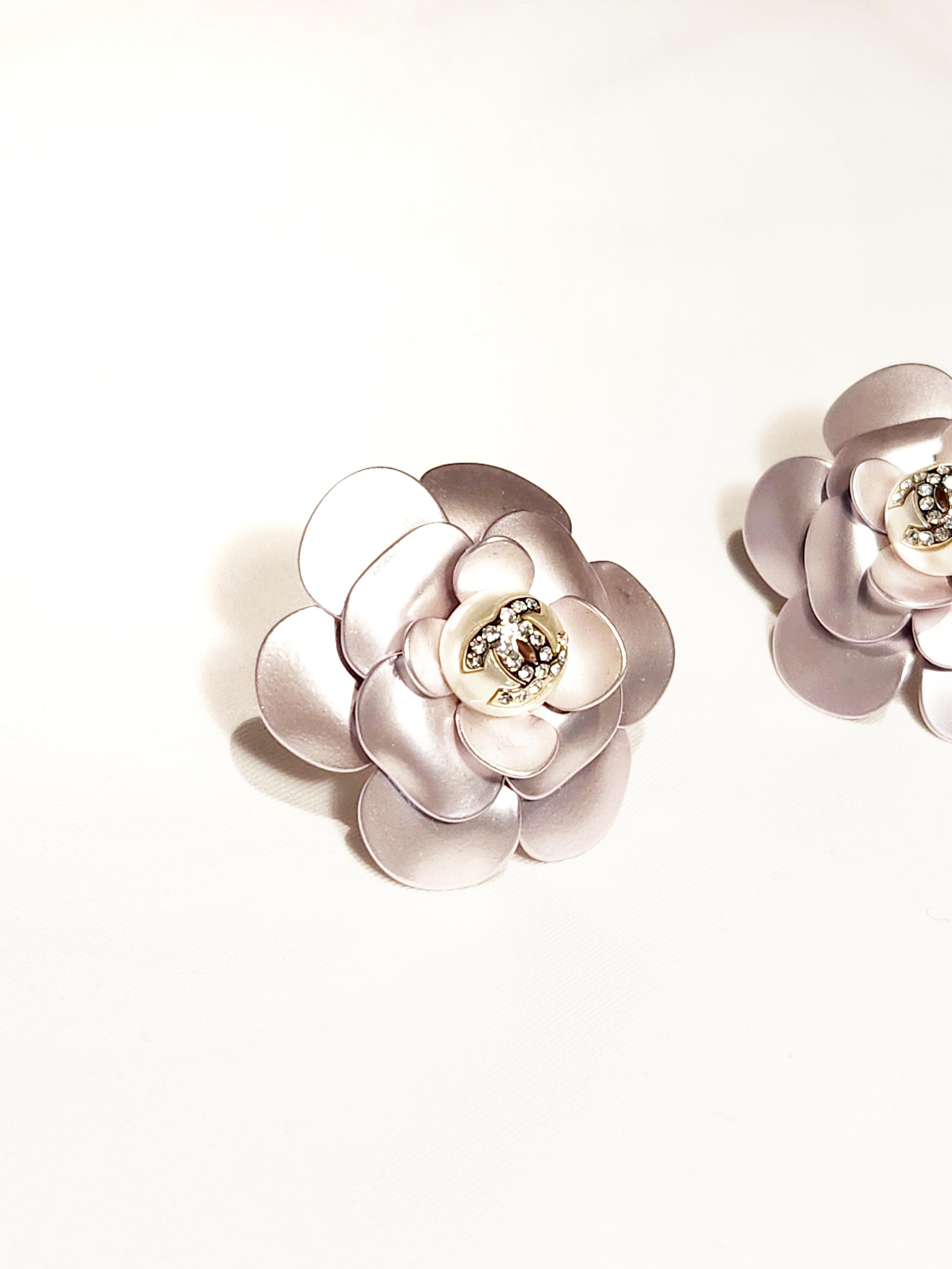 Chanel CC grandes boucles d'oreilles à fleurs cloutées en métal Camellia Excellent état à PUTNEY, NSW