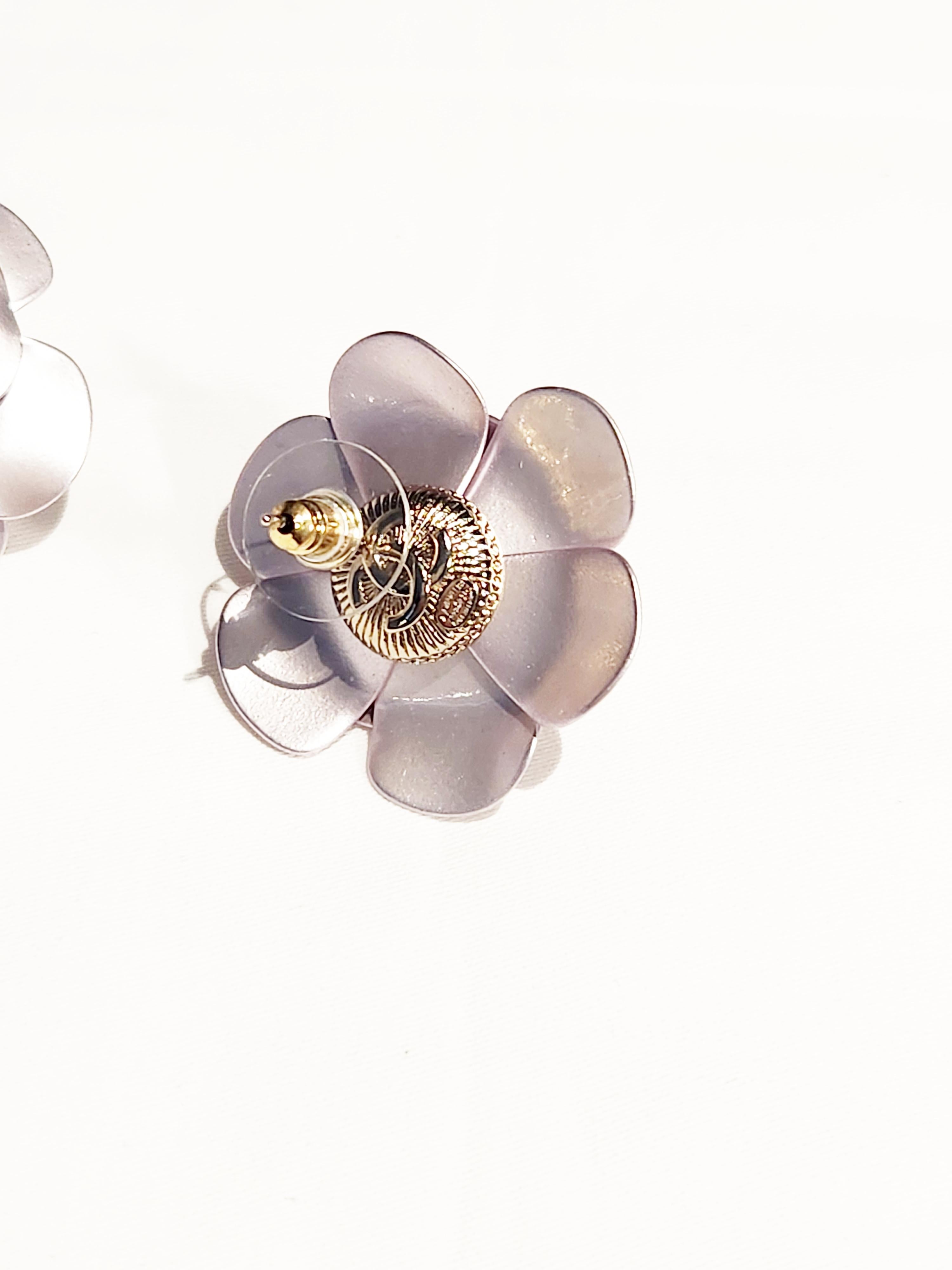  Chanel CC grandes boucles d'oreilles à fleurs cloutées en métal Camellia Pour femmes 