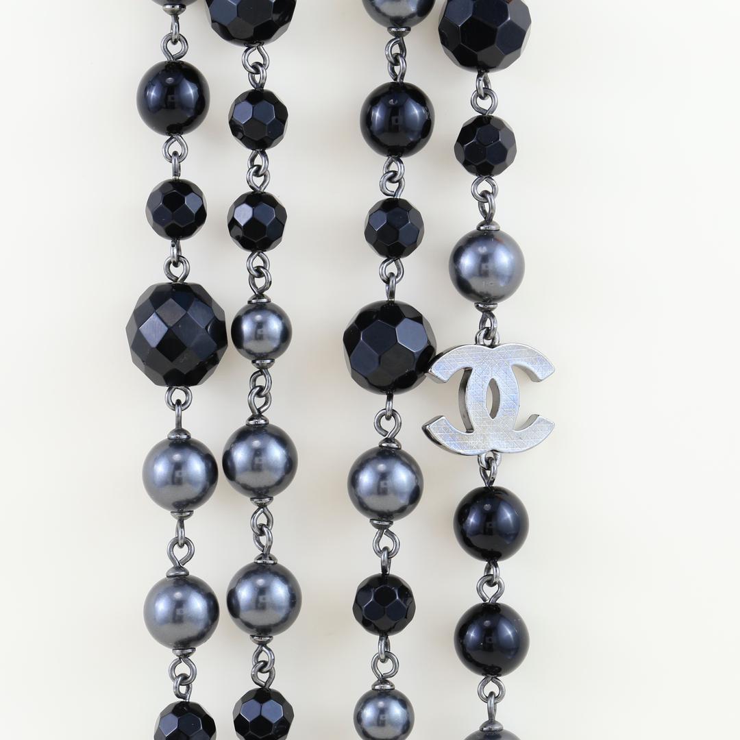 Chanel CC Weiß-Schwarz  Lange Halskette (Perle)