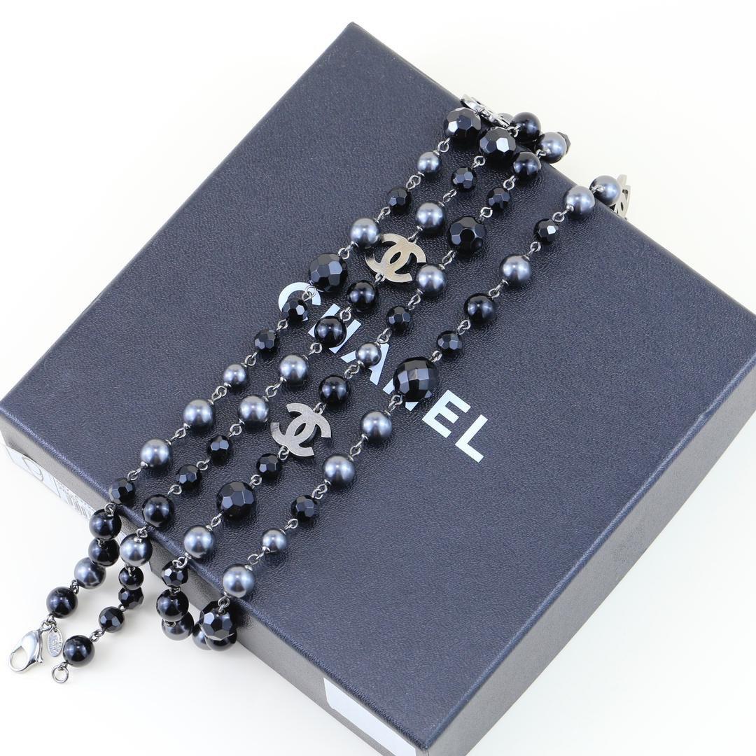 Chanel CC Weiß-Schwarz  Lange Halskette im Zustand „Hervorragend“ in Banbury, GB