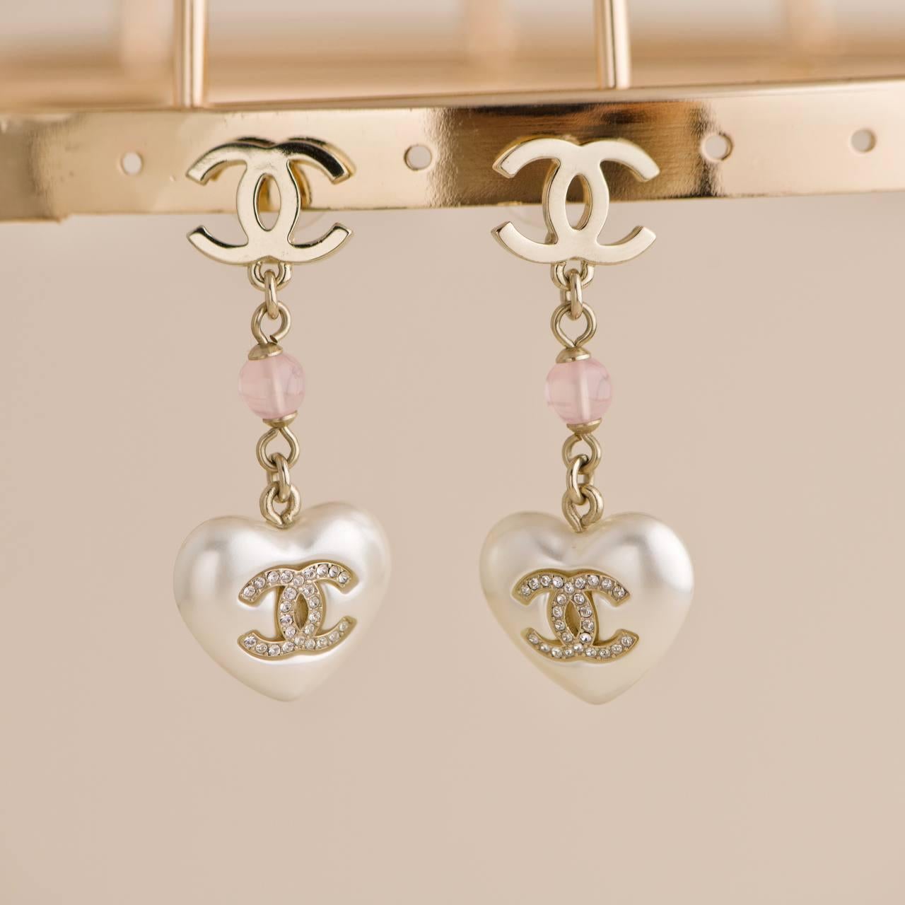 Women's Chanel CC White Heart Faux Pearl Pendant Drop Earrings For Sale