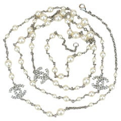 Lange Chanel CC-Halskette aus weißer Perle und Kristall