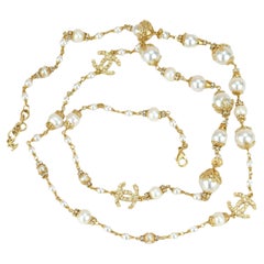 Chanel Collier long en perles blanches CC