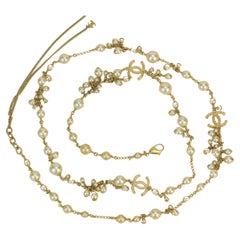 Lange Chanel CC-Halskette mit weißen Perlen