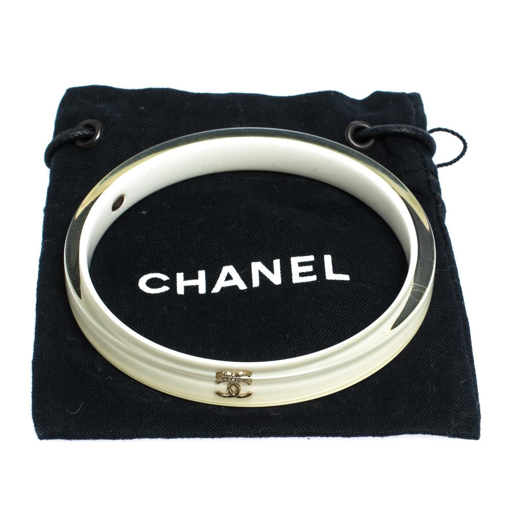 Chanel CC White Resin Bangle Bracelet In Good Condition In Dubai, Al Qouz 2