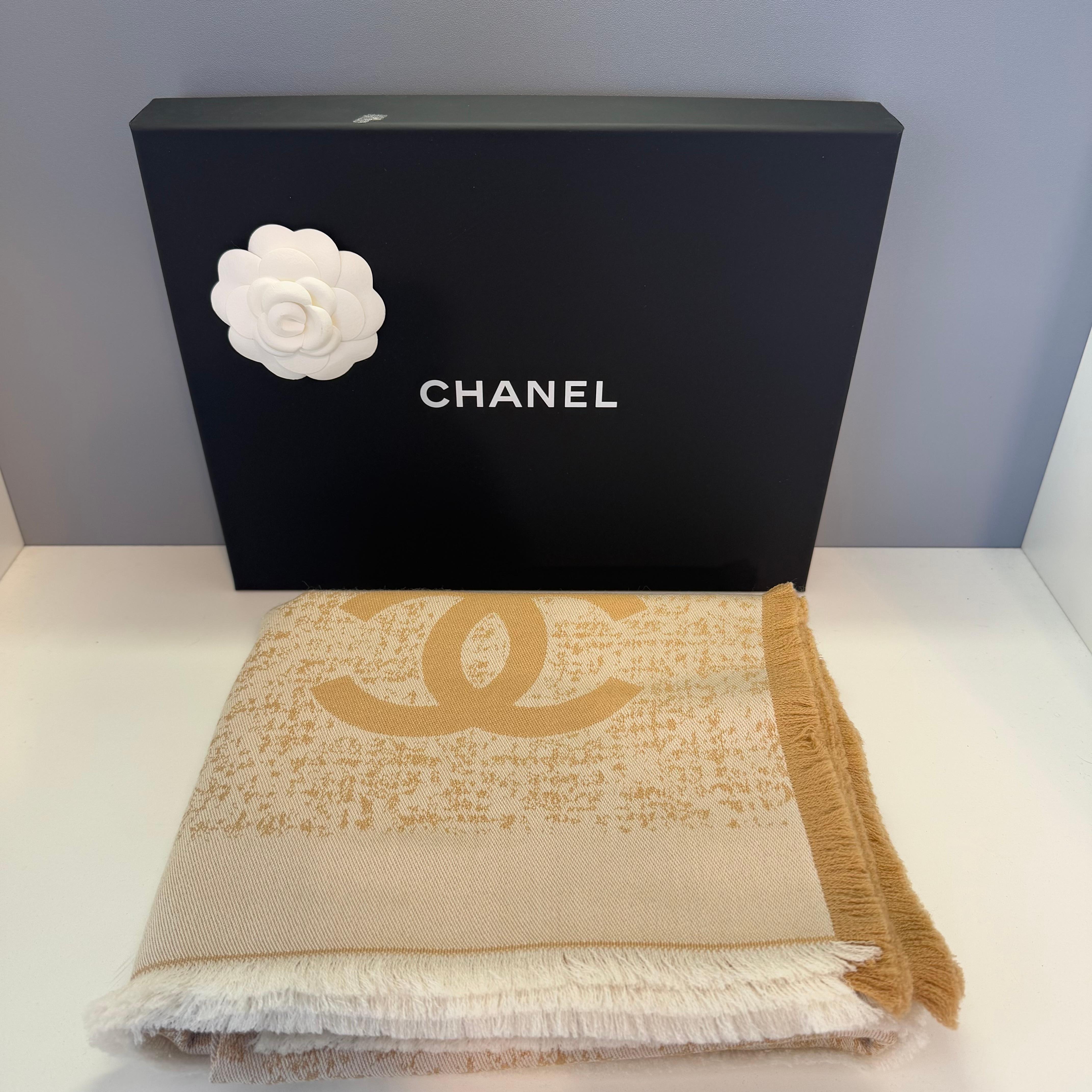 Perfect for a beautiful present
Chanel Stole
Wool
Beige color
CC Logo
Fringed
Cm 160 x 145 (62,99 x 57 inches)
With box
