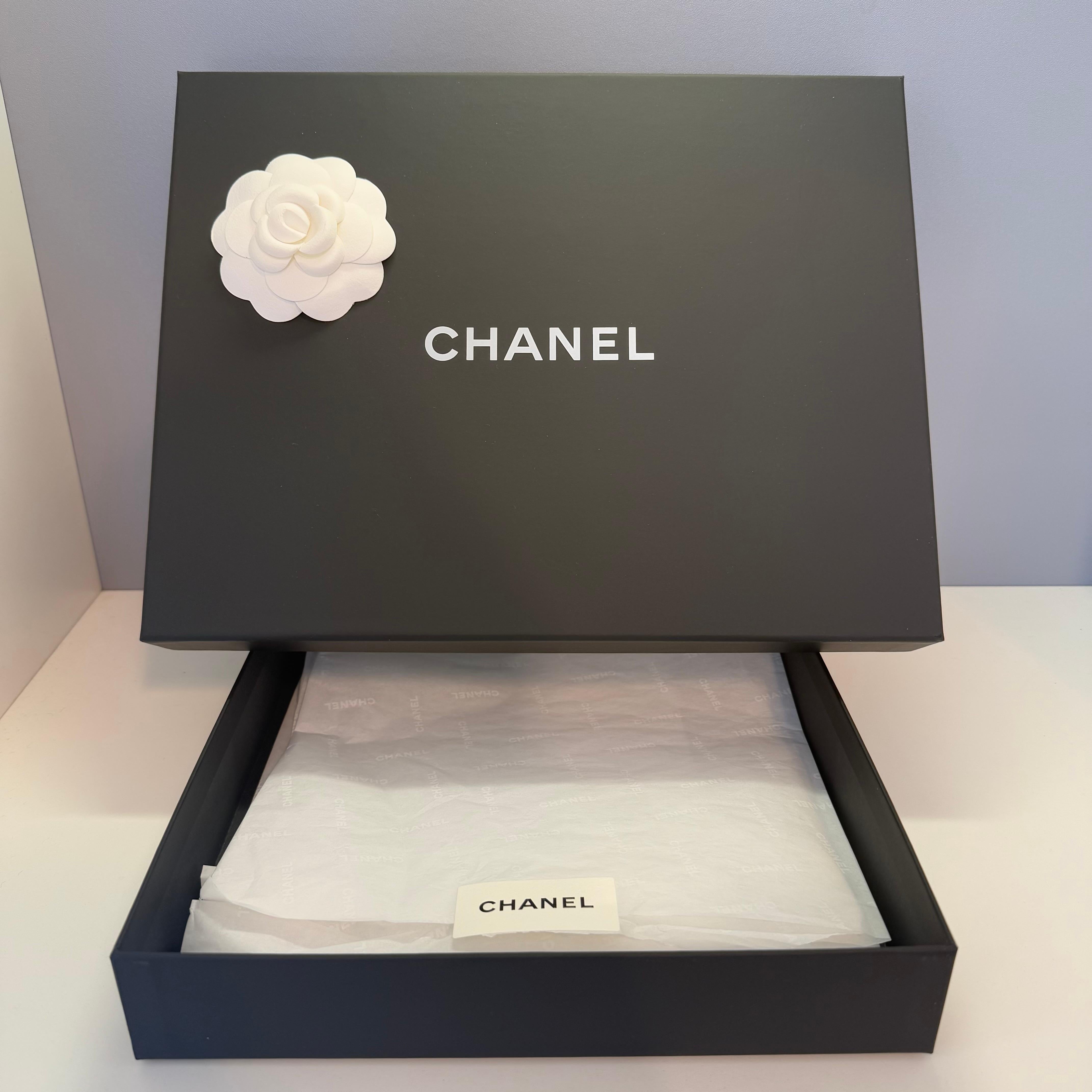 Chanel CC Wool Stole In Excellent Condition In Gazzaniga (BG), IT