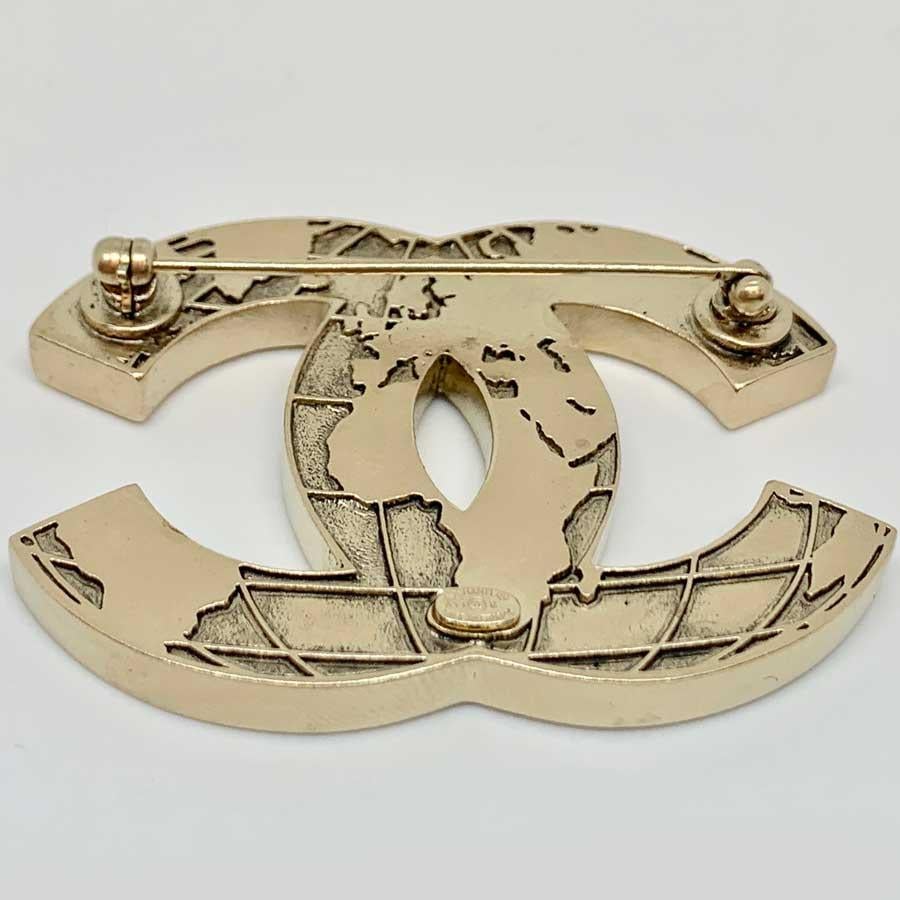 CHANEL CC World Map Golden Brooch  im Zustand „Hervorragend“ in Paris, FR