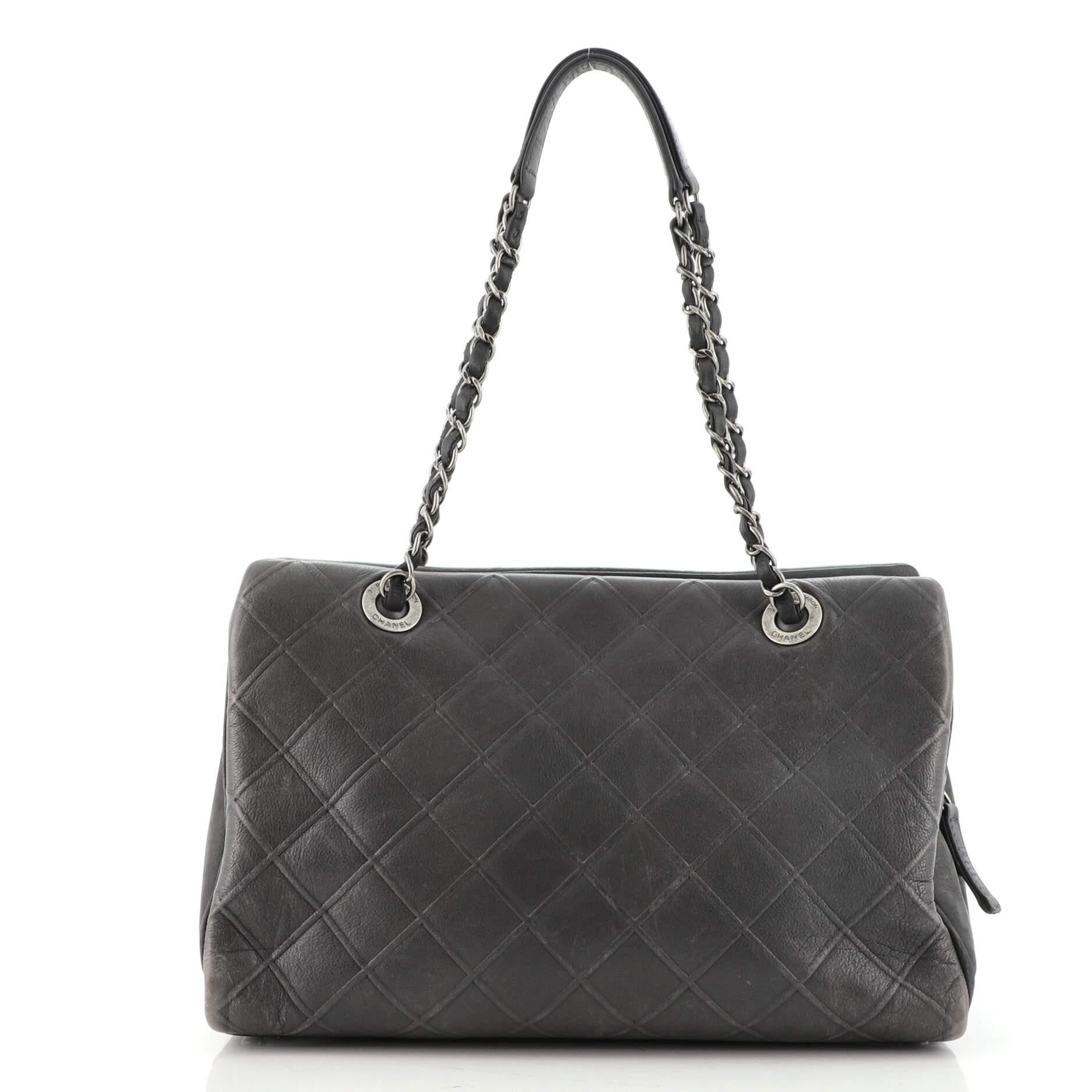 Chanel CC Zip Einkaufstasche aus Kalbsleder mit Diamantprägung Groß im Zustand „Gut“ in NY, NY