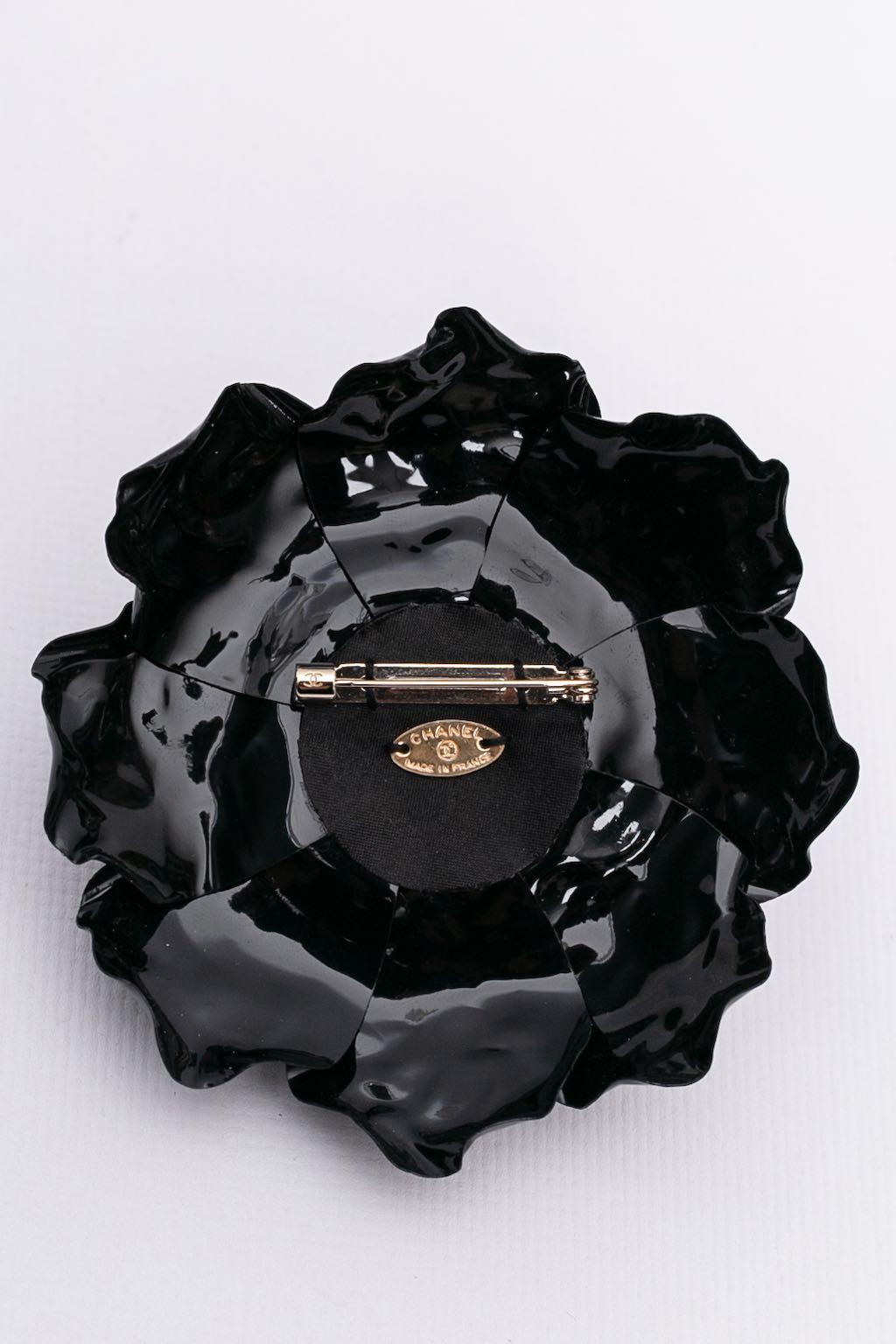 Chanel Celluloid Camellia Brooch In Good Condition For Sale In SAINT-OUEN-SUR-SEINE, FR