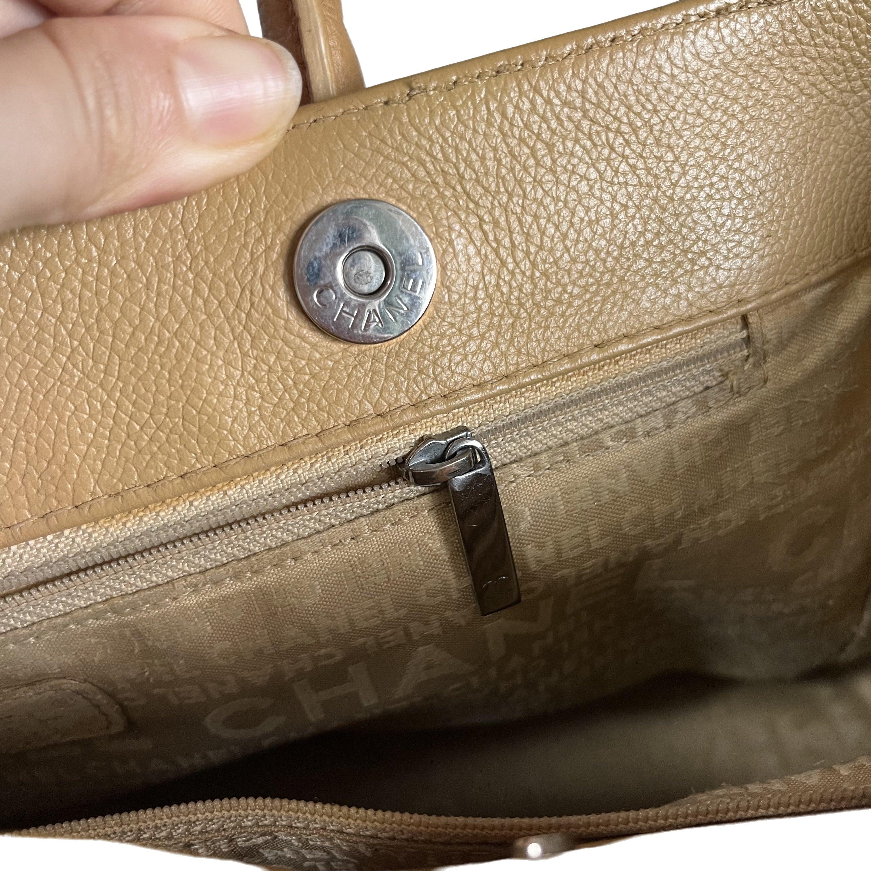 Chanel Cerf Executive 2005 East West Small Camel Caviar Leather Handbag For Sale 13