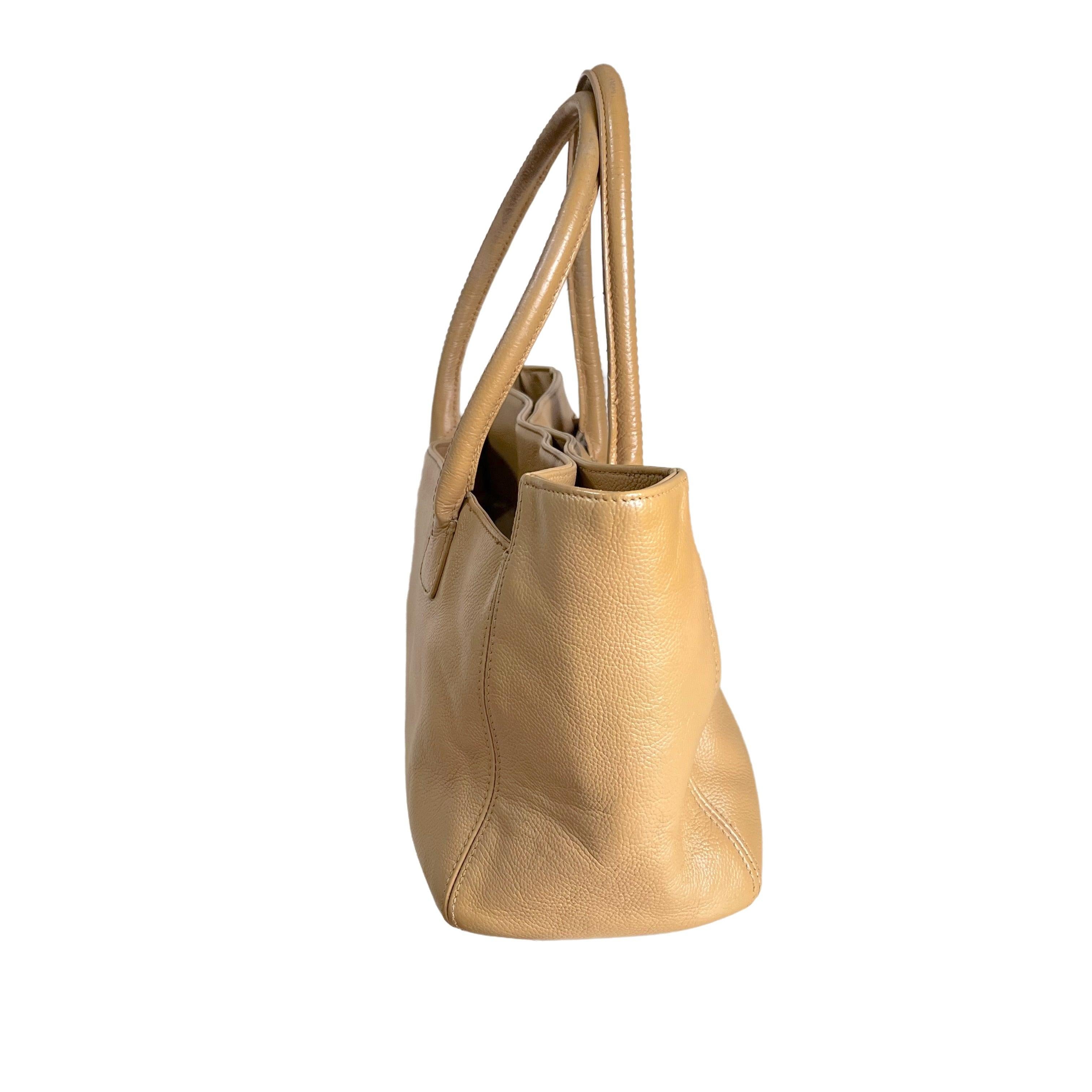 Chanel Cerf Executive 2005 East West Small Camel Caviar Leather Handbag In Good Condition For Sale In AUBERVILLIERS, FR