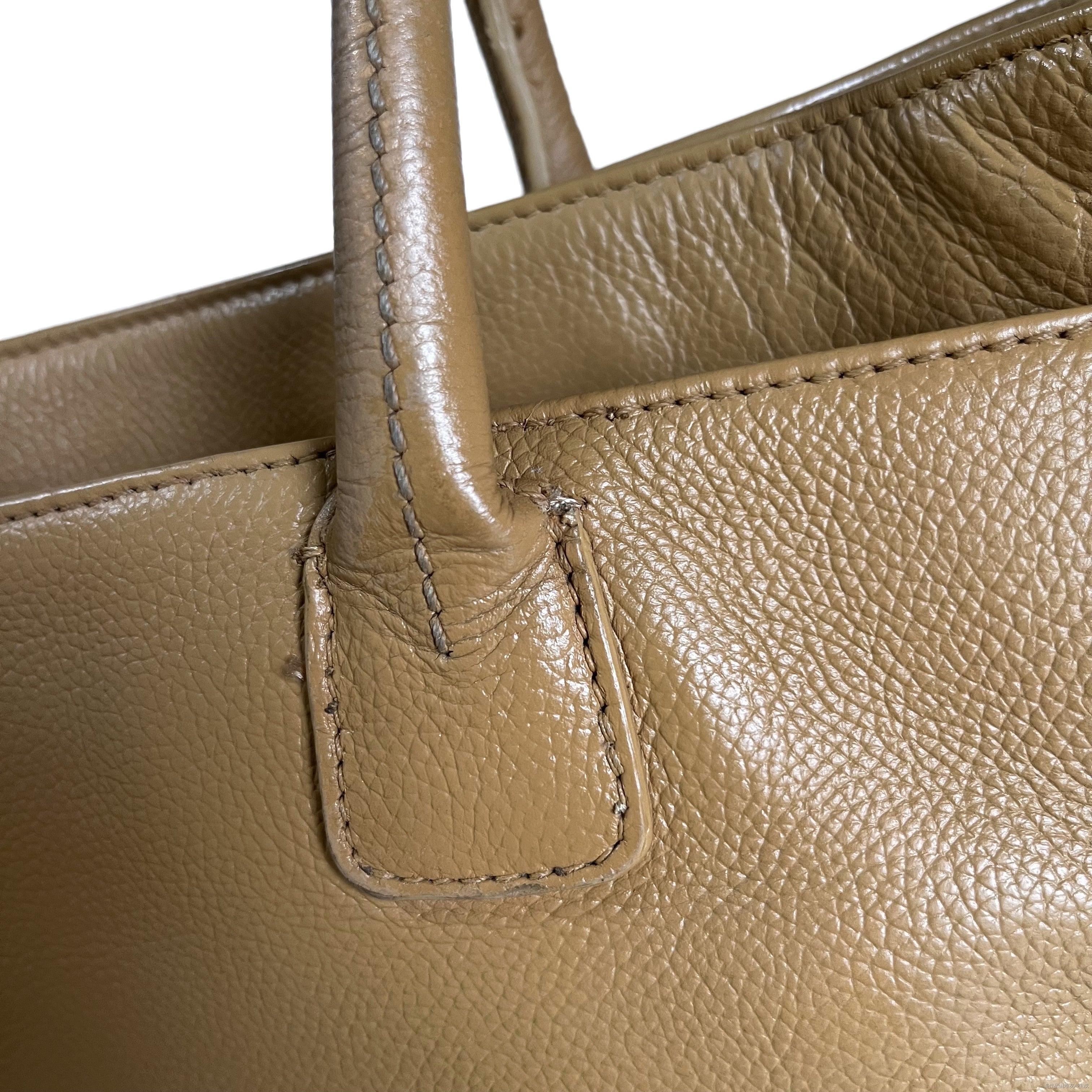 Chanel Cerf Executive 2005 East West Small Camel Caviar Leather Handbag For Sale 4