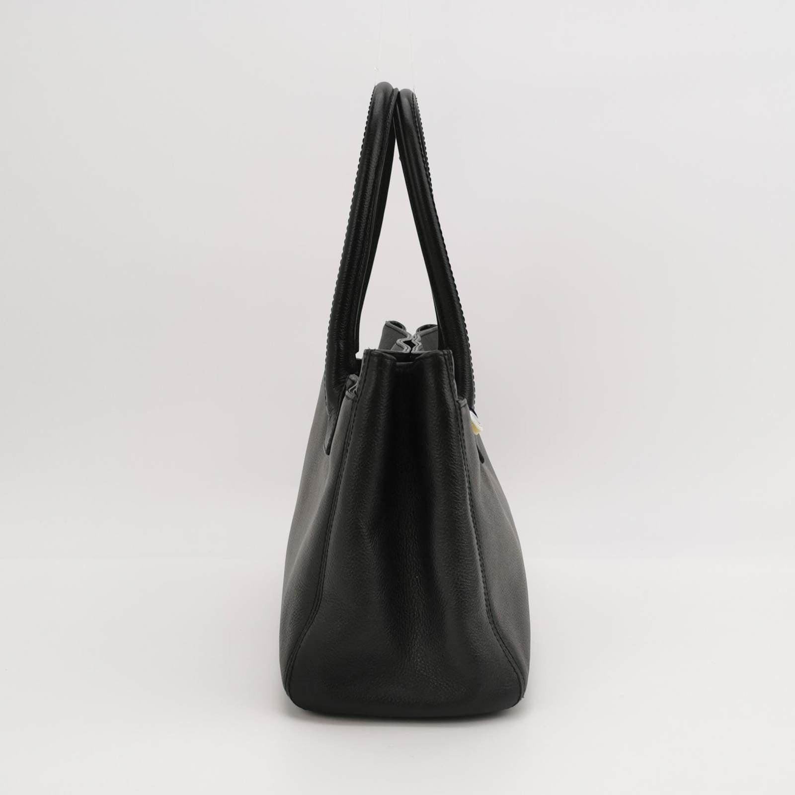Chanel Cerf Executive East West Small Black Caviar Leather Handbag In Good Condition For Sale In AUBERVILLIERS, FR