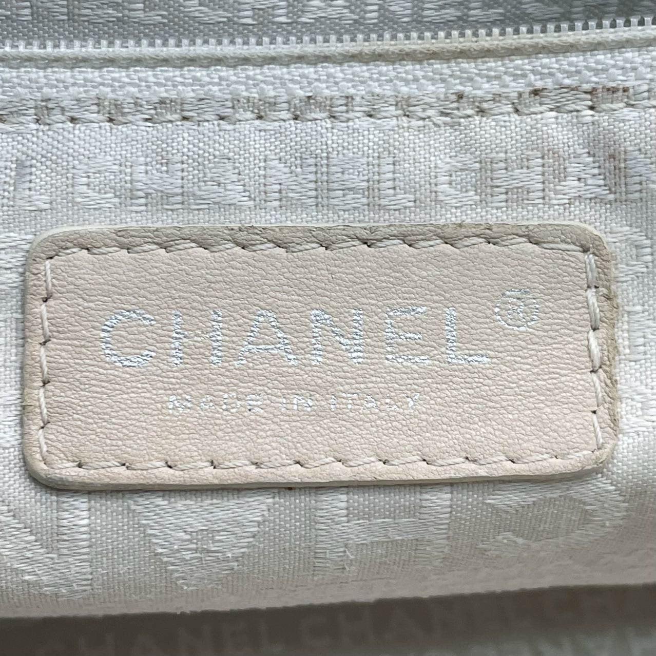 Chanel Cerf Executive East West Small White Caviar Leather Handbag For Sale 12
