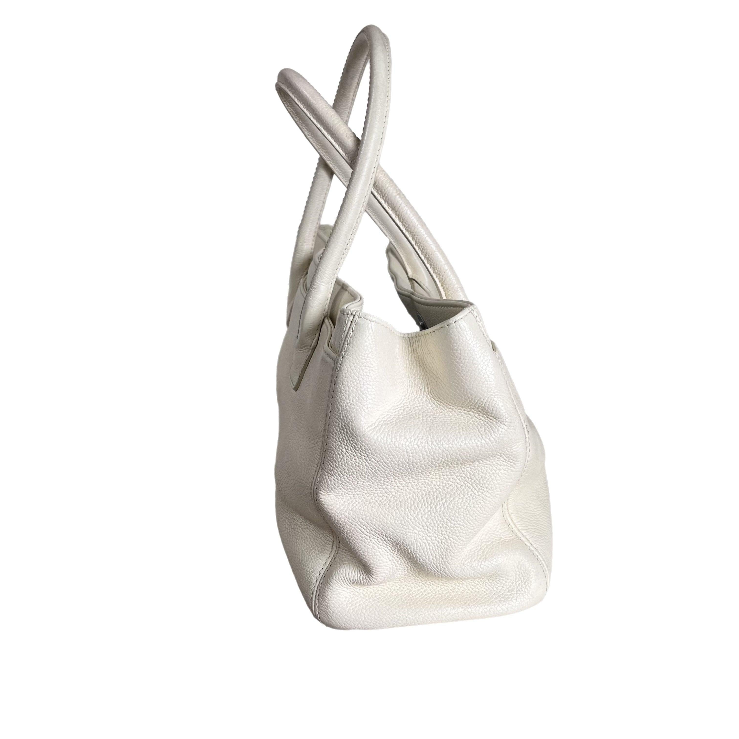 Chanel Cerf Executive East West Small White Caviar Leather Handbag In Good Condition For Sale In AUBERVILLIERS, FR