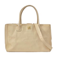 Chanel Cerf Executive Medium Beige Lederhandtasche mit Riemen 35cm