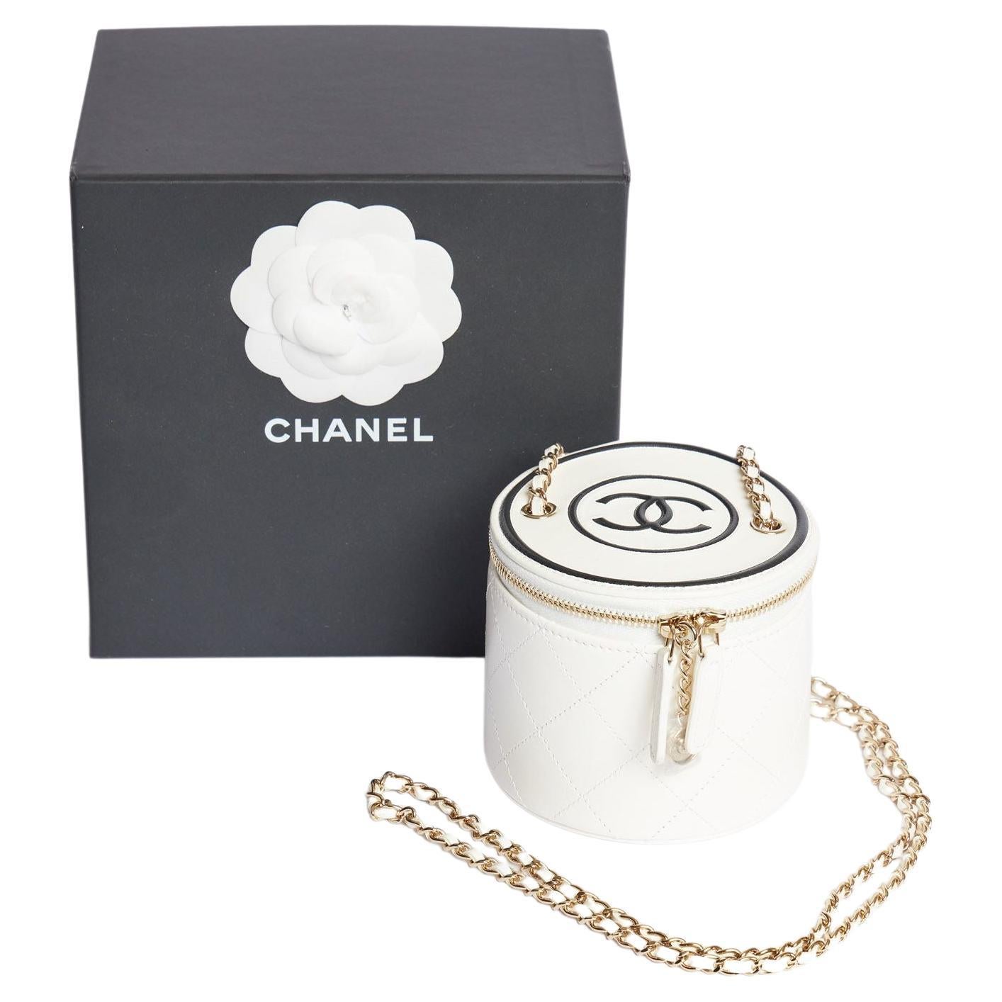 Chanel Schminkkastenetui mit Kette und Charme in Weiß, neu im Angebot