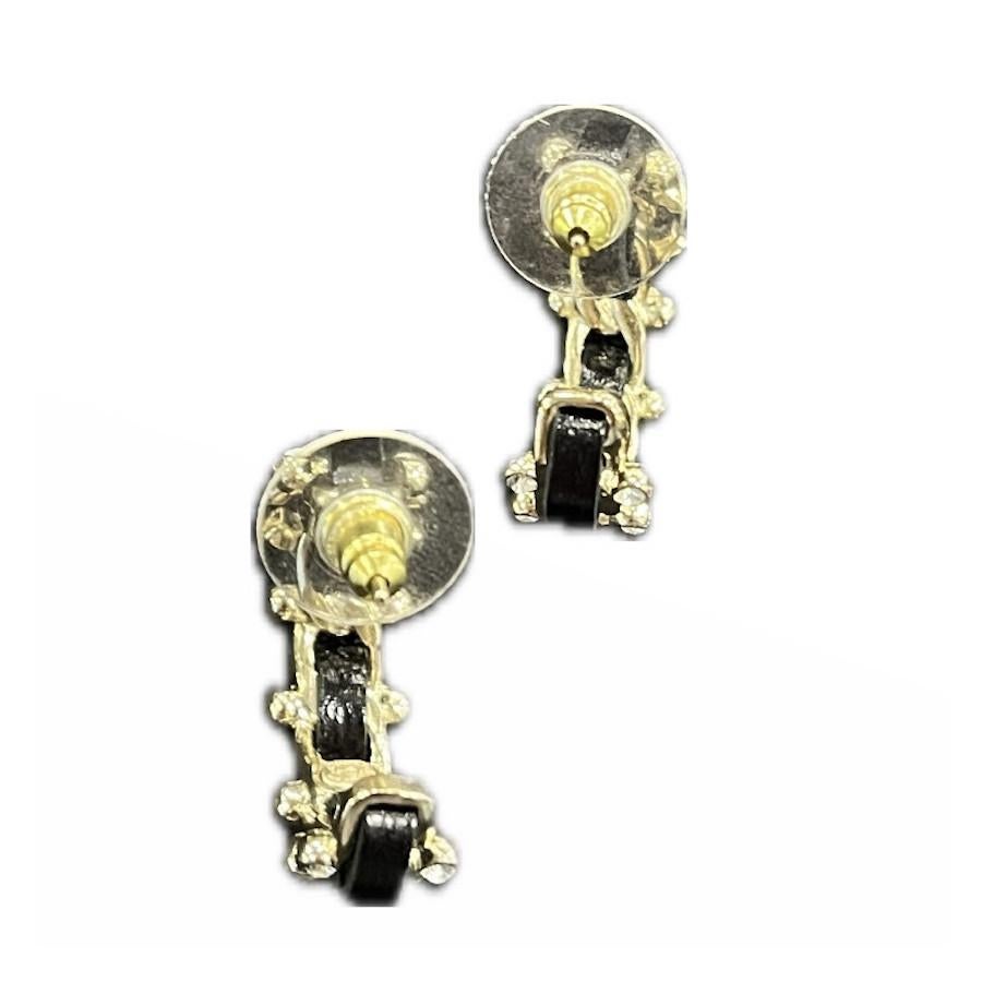 Beautiful Chanel earrings in chain intertwined with leather
Condition: excellent
Made in France
Materials: leather, gold plated metal, Swarovski crystals
Color: golden, black
Dimensions: total length when worn 2,5 cm
Hardware: gold plated