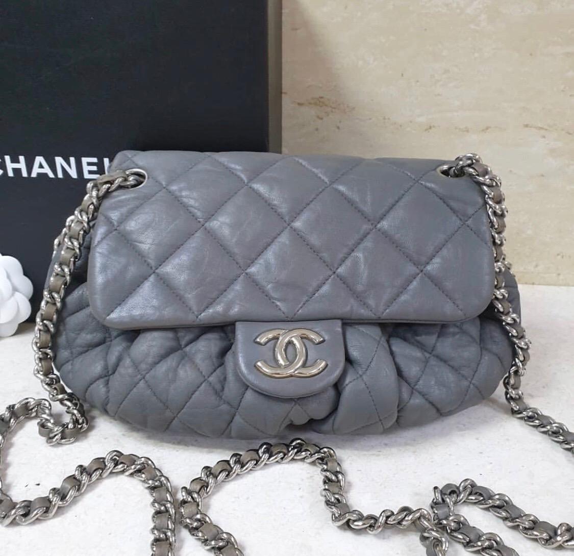 Chanel Chain Around Medium-Large Size in stunning grey distressed calf skin.

Distressed calf skin is soft and at the same time a very resistent leather! You will wear this bag a lot and it will be always looking like new!

Perfect to wear cross