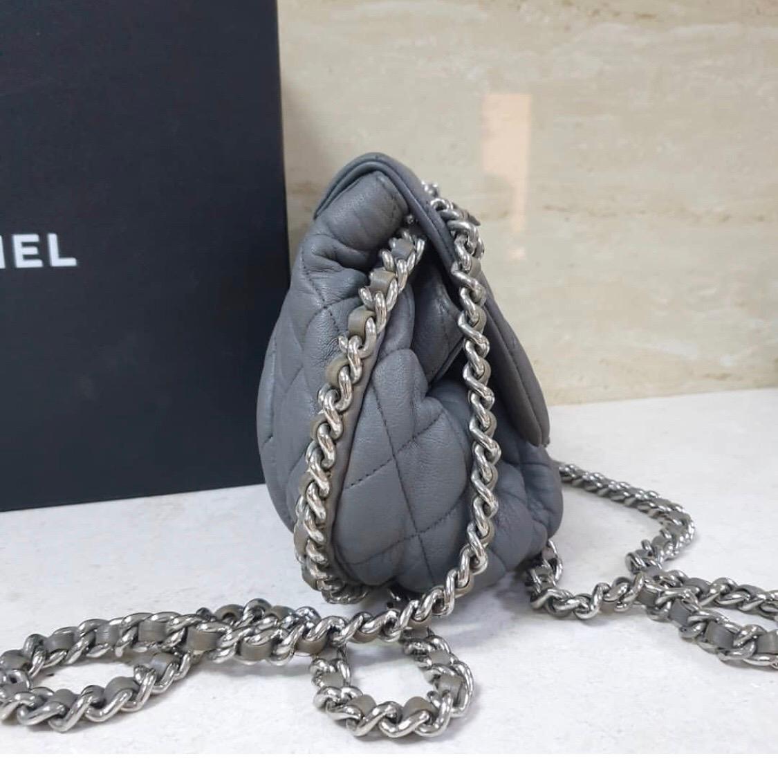 bag with chain around it