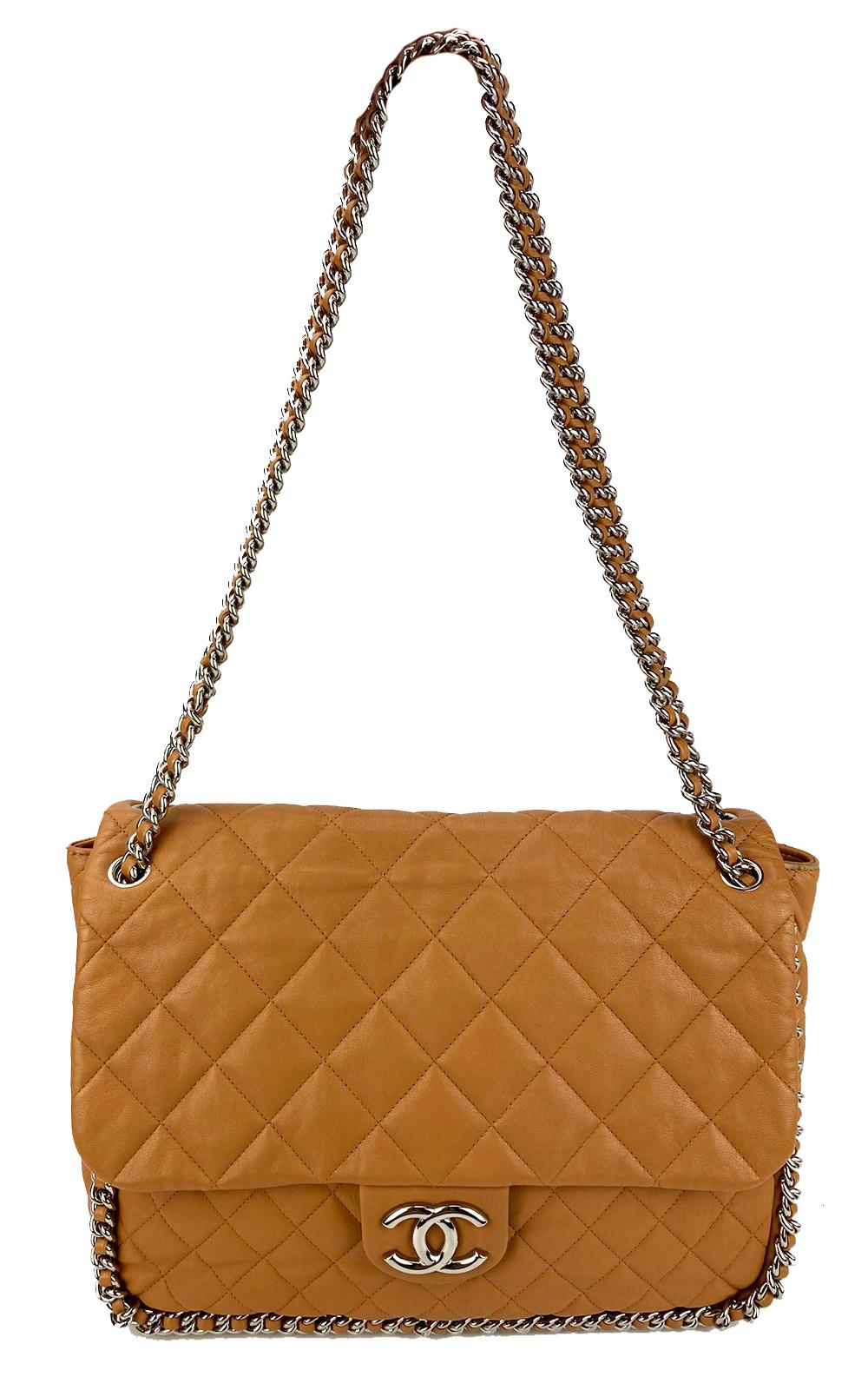 Chanel Chain Around Maxi Classic Flap in sehr gutem Zustand. Gestepptes:: gewaschenes Lammfell mit gewebter Kette:: Schulterriemen aus Leder und beschnittenen Kanten. Ein Druckknopfverschluss auf der Vorderseite führt zu einem Innenraum aus