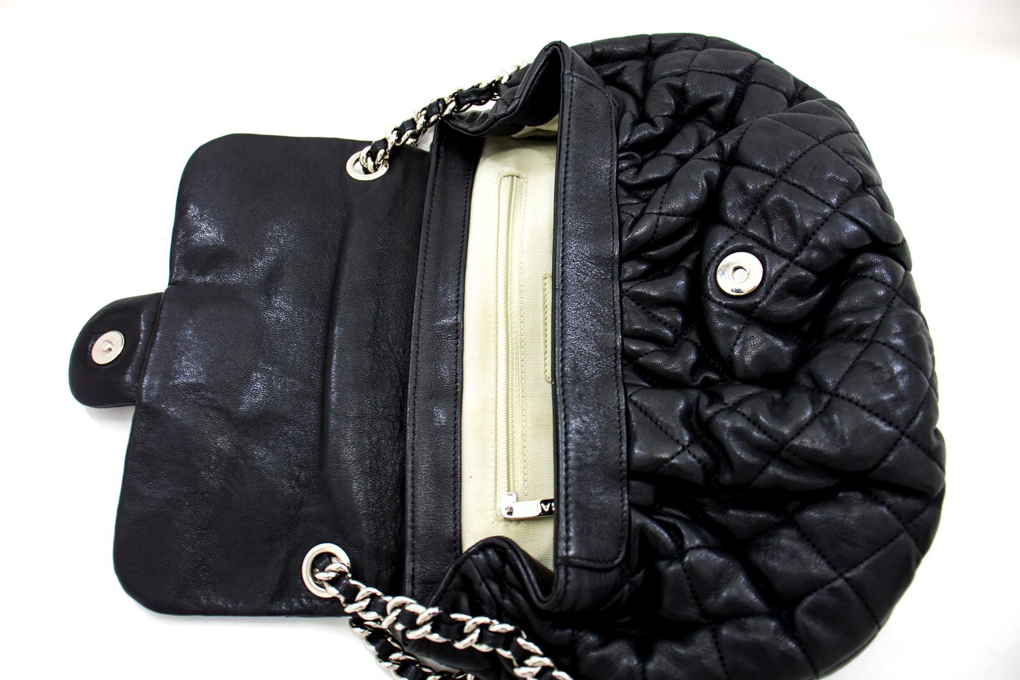 CHANEL Crossbody Tasche mit Kette um die Schulter aus schwarzem Kalbsleder im Angebot 5