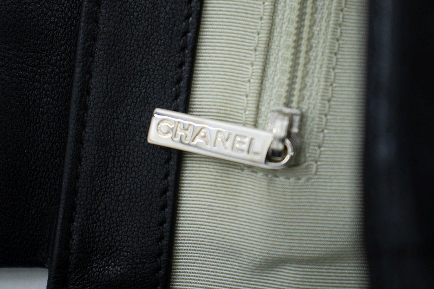 CHANEL Chain Around Shoulder Crossbody Bag Schwarzes Kalbsleder im Angebot 13