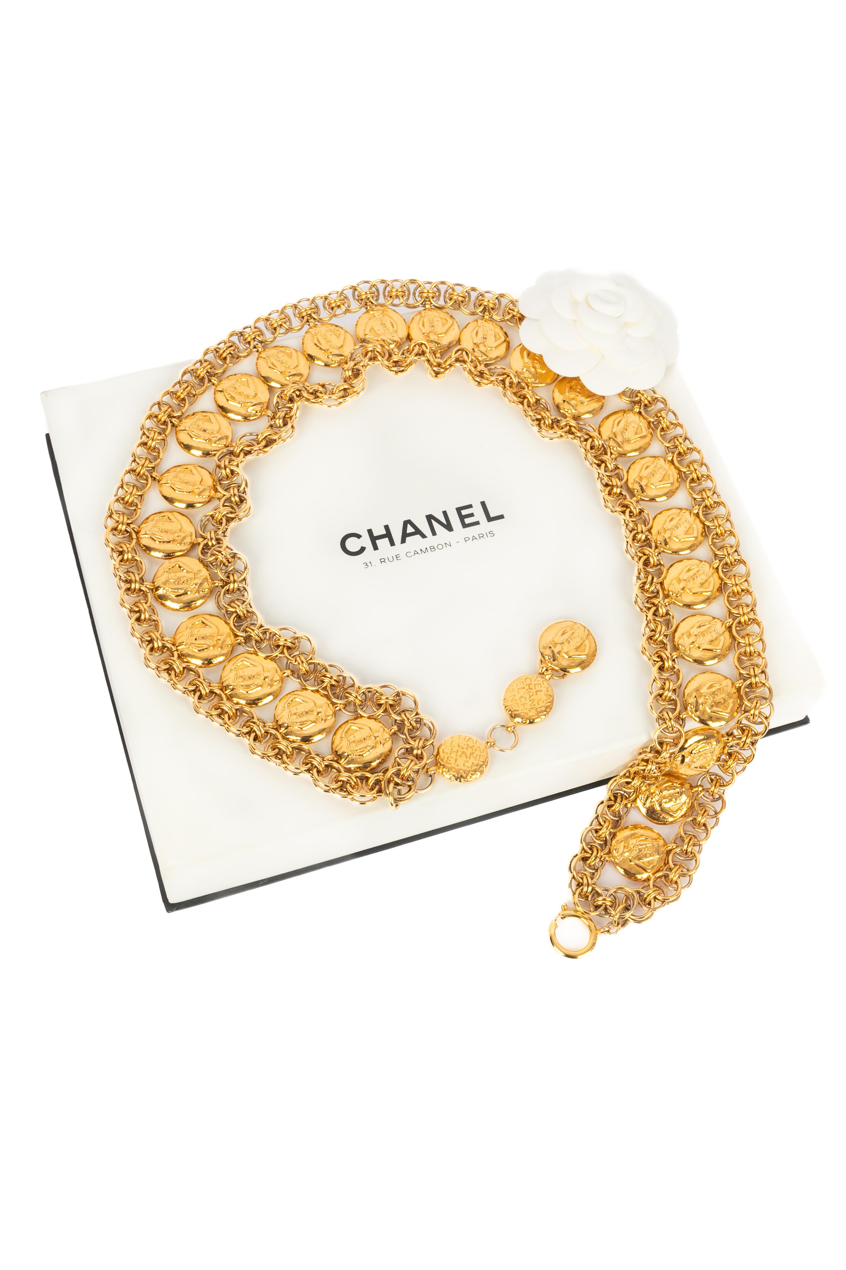 CHANEL - (Made in France) Golden metal chain belt with pastilles bearing the effigy of Coco Chanel.

Condition:
Very good condition

Dimensions:
Length: from 71 cm to 79 cm

SKU:CCB12