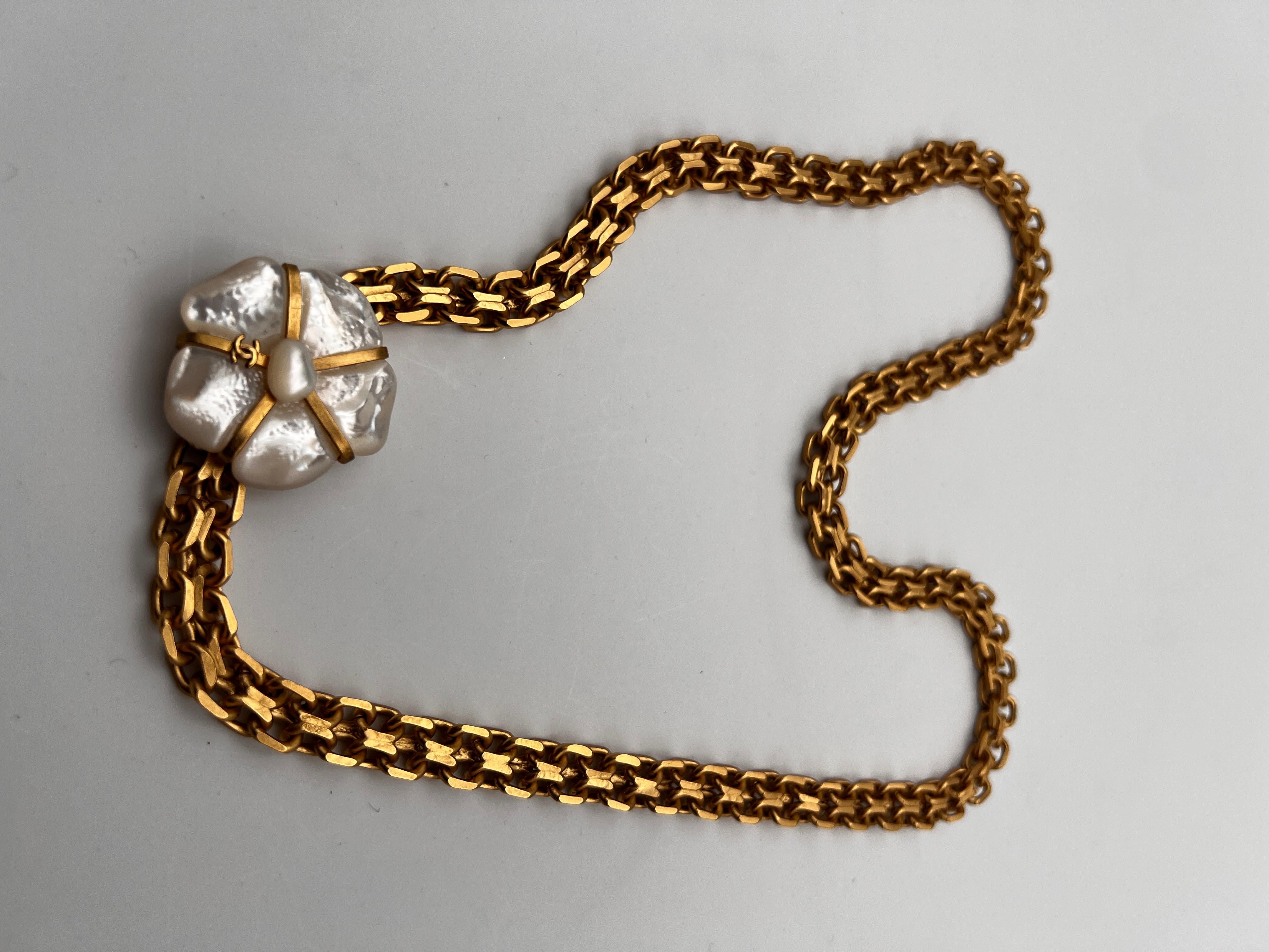 Chanel chain gold belt with camélia flowers made of mother of pearl CC logo on it, stunning work of filigrane on the back of the flowers, stamp Chanel made in France 2001.