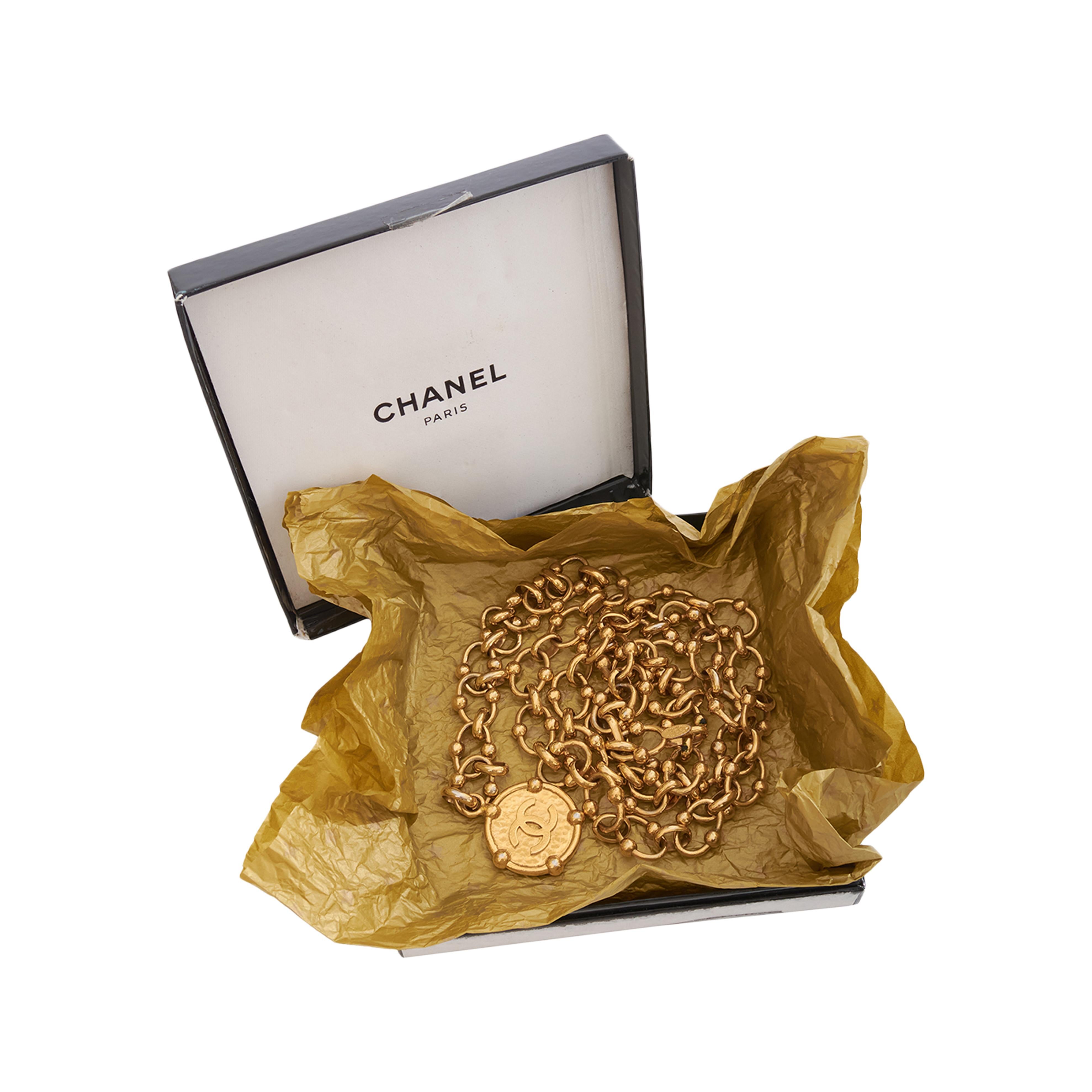 Der goldene Metallkettengürtel von Chanel ist ein Muss für alle, die einen eleganten und raffinierten Stil suchen. Dieser Gürtel ist aus hochwertigem, goldenem Metall gefertigt, das ihm ein luxuriöses und raffiniertes Aussehen verleiht. Der Gürtel