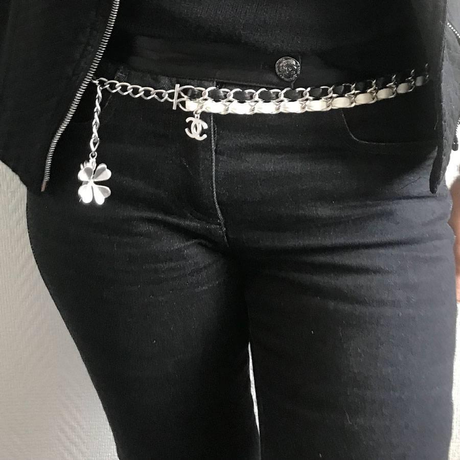 CHANEL Chain Belt in Matt Silver Metal Interlaced With White and Black Leather  In New Condition In Paris, FR