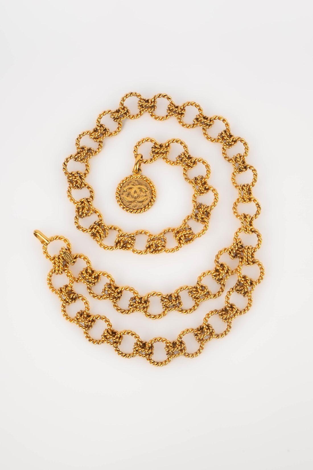 Chanel - (Made in France) Golden metal belt made of twisted rings. 2cc9 Collection - 1990s circa, under the artistic direction of Karl Lagerfeld.

Additional information:
Condition: Very good condition
Dimensions: Length: 87 cm
Period: 20th