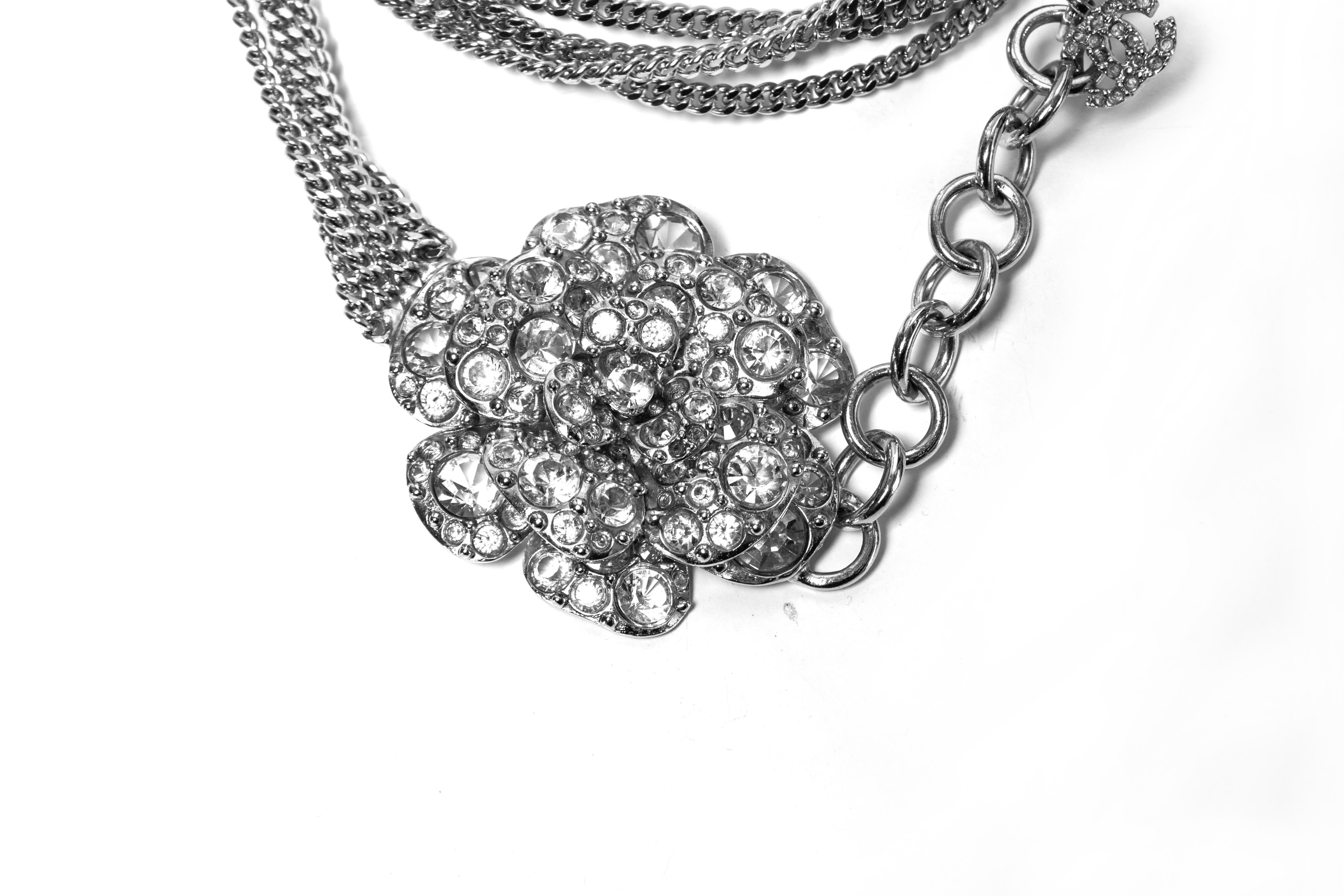 Chanel, Ceinture/collier en chaîne avec strass Camélia. en vente 1