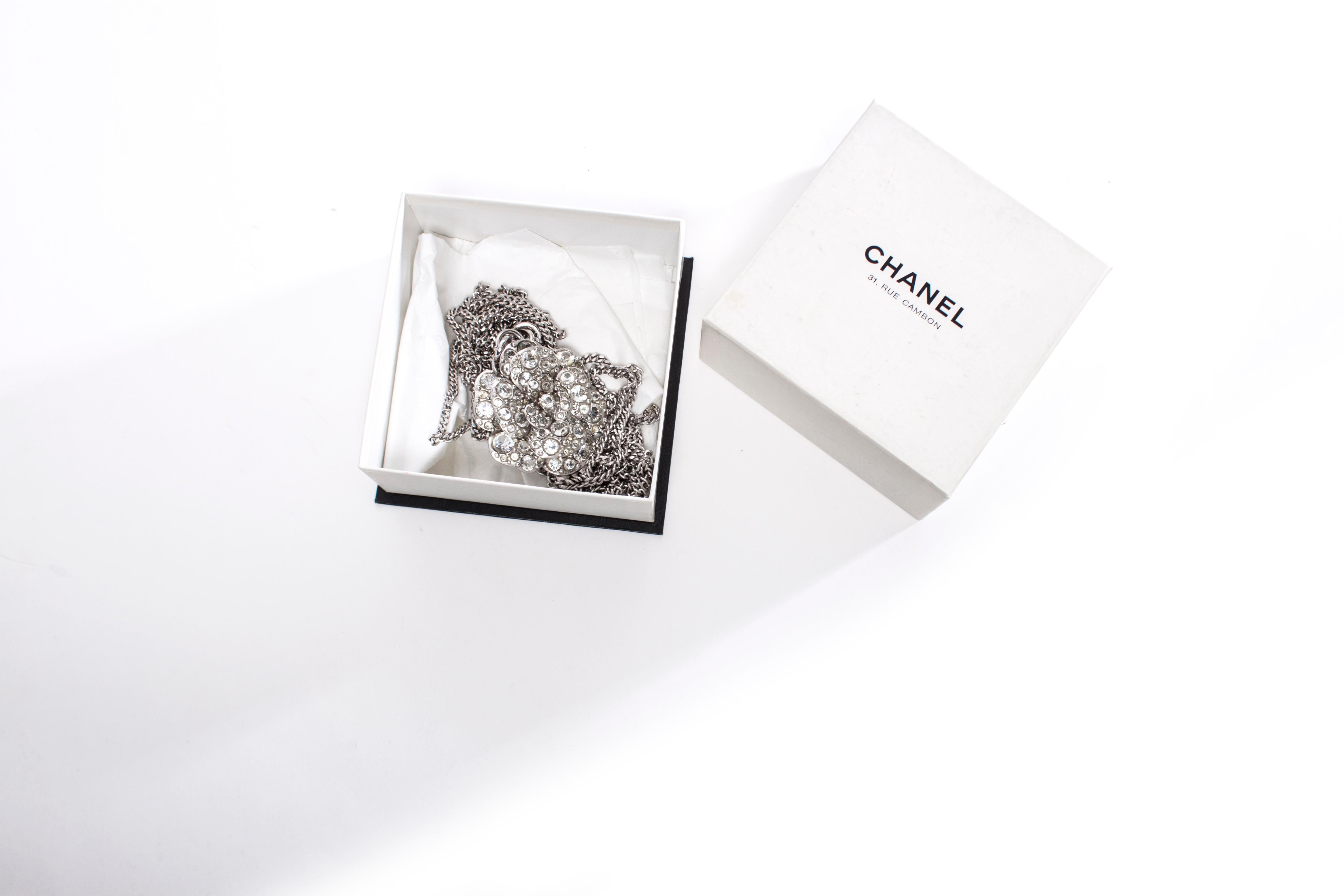 Chanel, Ceinture/collier en chaîne avec strass Camélia. en vente 3
