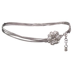 Chanel, Cintura/collana a catena con strass Camellia.