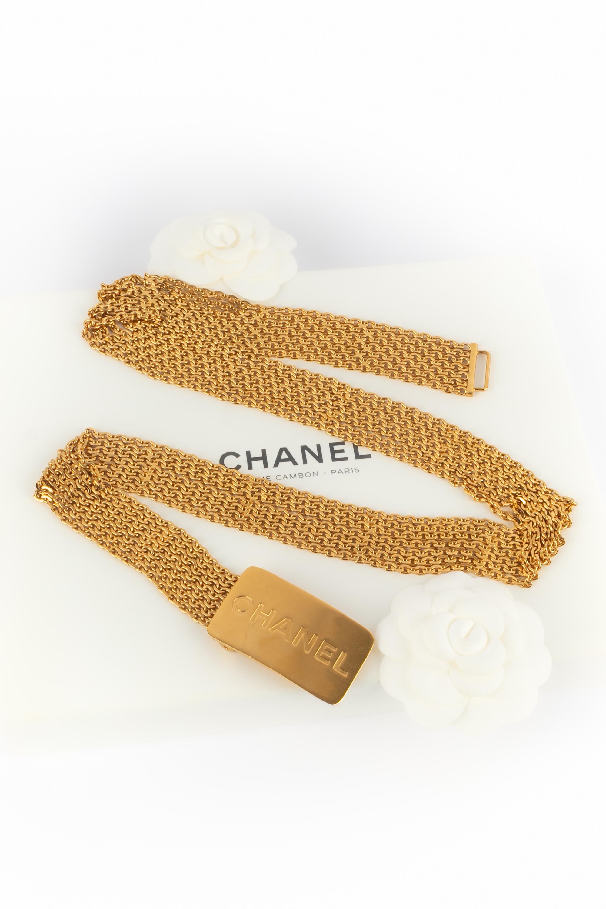 CHANEL - (Made in France) Cinturón de cadena de metal dorado, hebilla grabada con CHANEL. Colección Primavera-Verano 1997 bajo la dirección artística de Karl Lagerfeld.

Estado:
Muy buen estado

Dimensiones:
Longitud: 80 cm - Anchura: 2,5